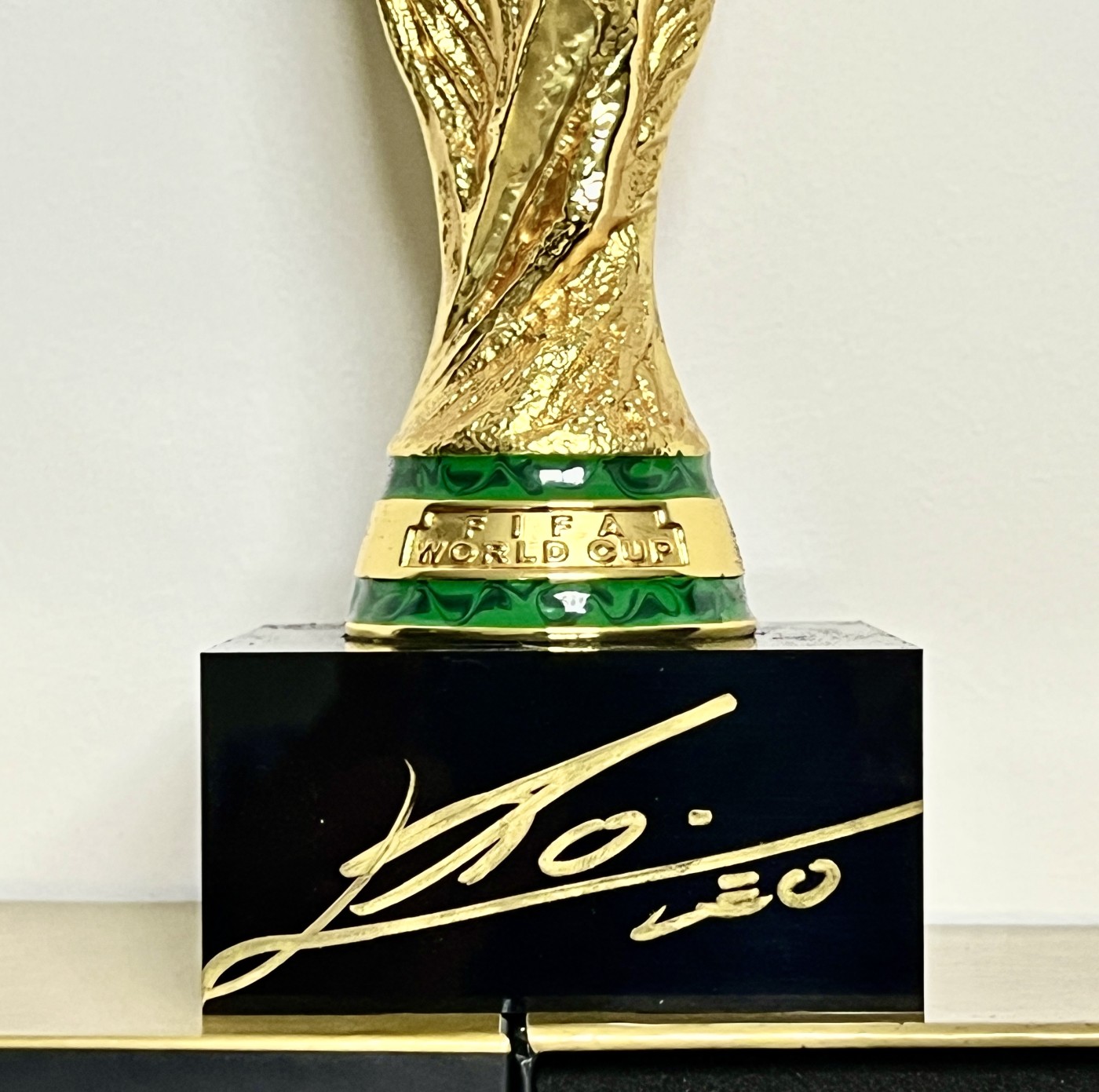 零元拍：蒙牛全球首席形象大使莱昂内尔-梅西签名蒙牛赞助商版FIFA官方收藏大力神杯