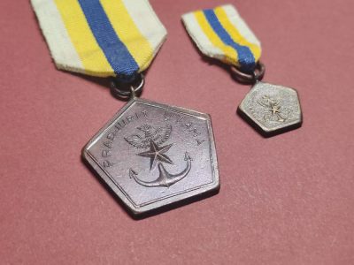 荷兰勋赏制服拍卖第69期 - 印度尼西亚共和国海军杰出功绩奖章 带mini一套 黄铜制作 非常稀有
