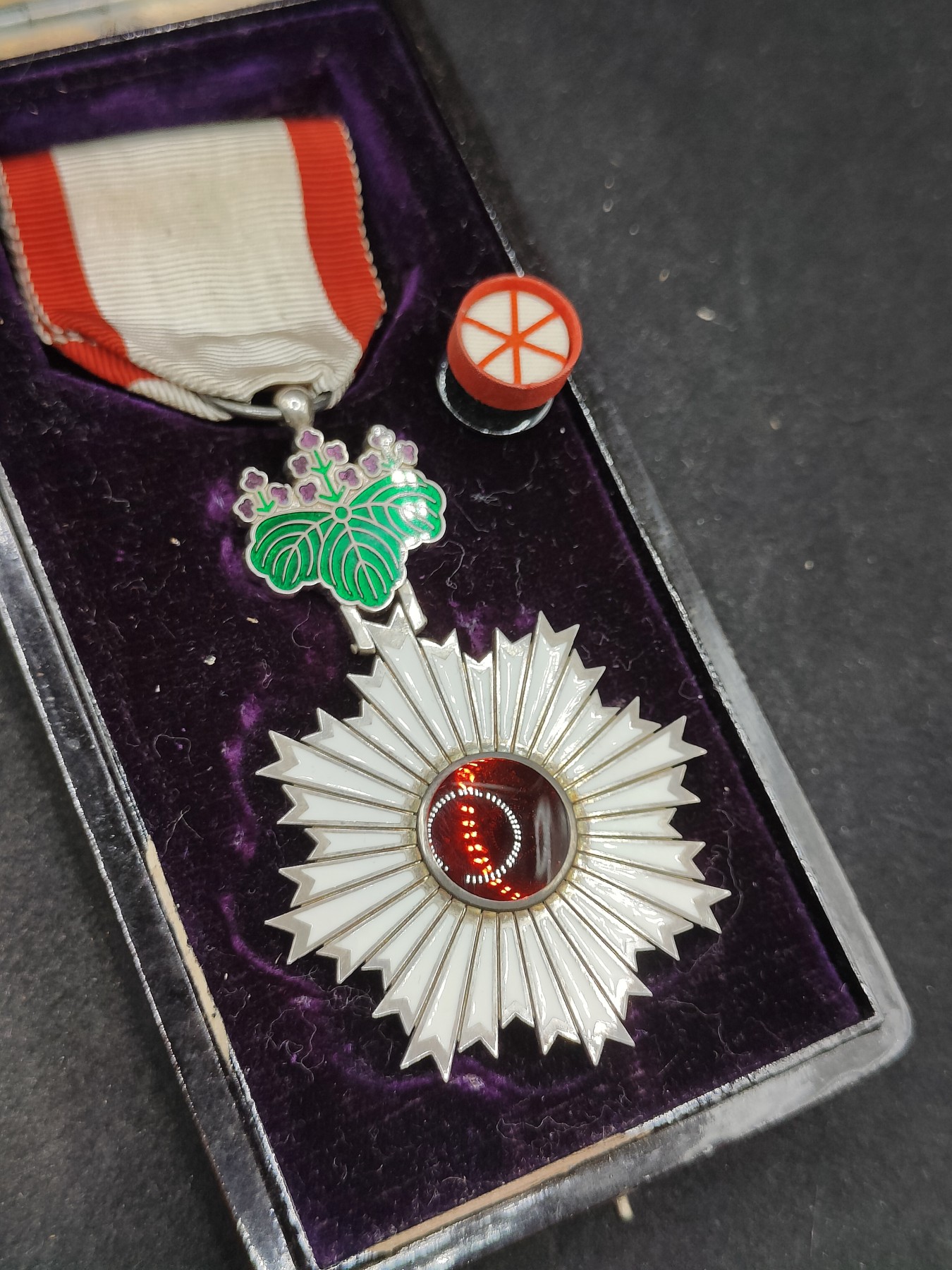 全场0元起拍 第101期 咸鱼国勋章拍卖专场 10月22日（周日）下午6：00开始 明治时期 内缩白色珐琅 六等旭日章 银制带盒略