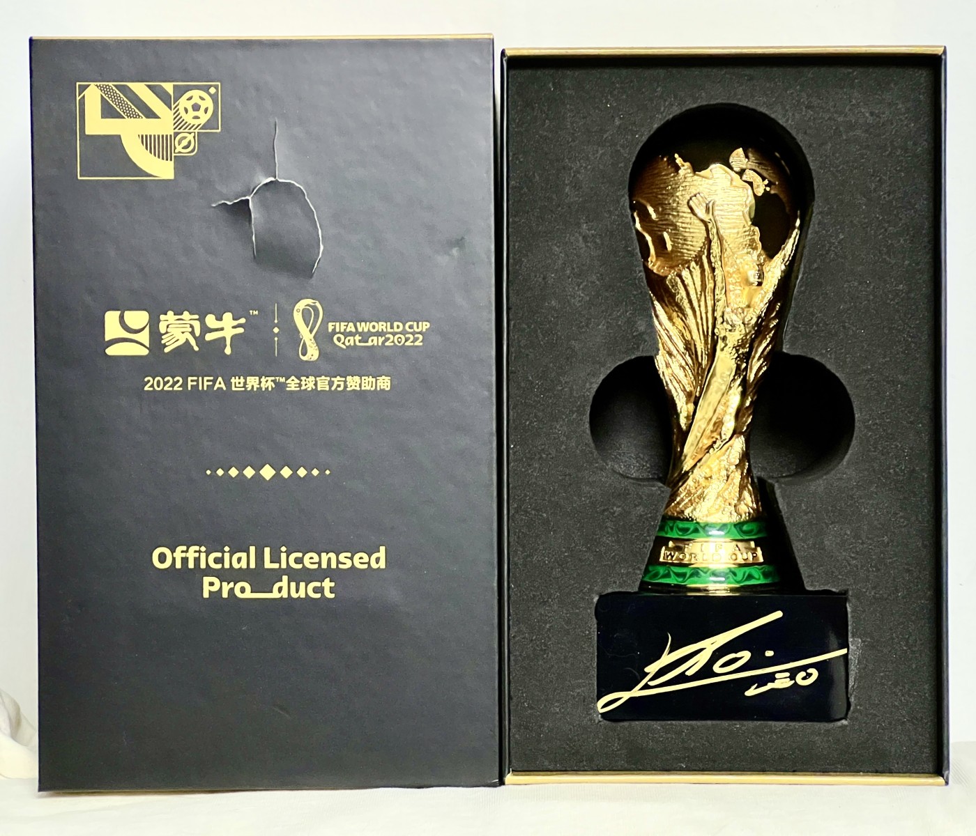 零元拍：蒙牛全球首席形象大使莱昂内尔-梅西签名蒙牛赞助商版FIFA官方收藏大力神杯