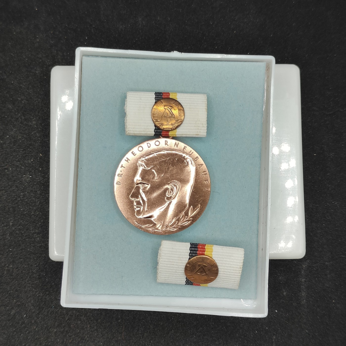 全场0元起拍 第101期 咸鱼国勋章拍卖专场 10月22日（周日）下午6：00开始 东德西奧多·紐鮑爾博士教育奖章