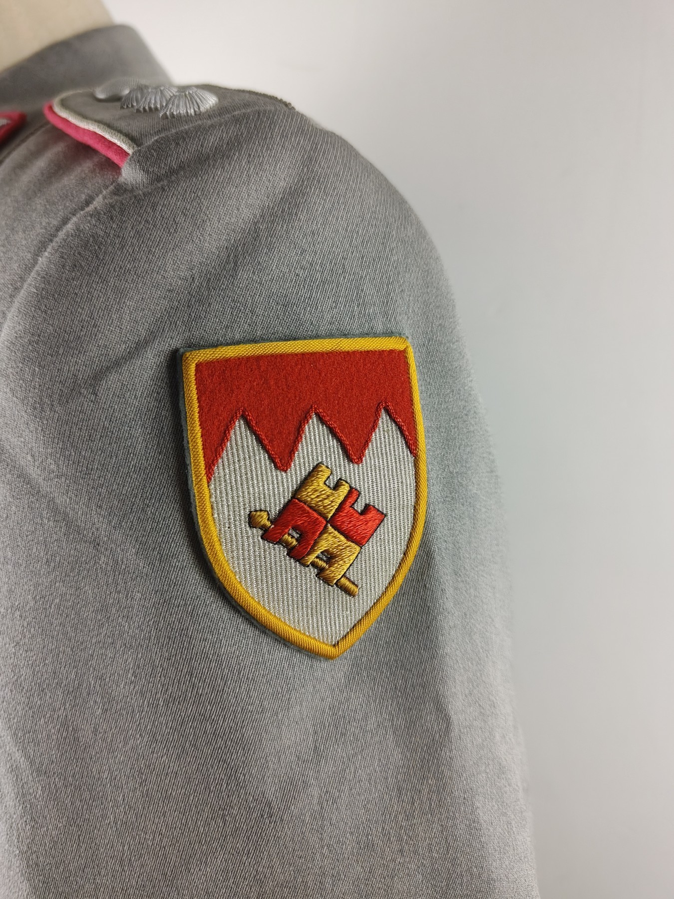 全场0元起拍 第101期 咸鱼国勋章拍卖专场 10月22日（周日）下午6：00开始 西德BW装甲兵上尉双兜出行礼服上衣带礼服饰绪 立体刺绣臂章 胸围104 肩宽48 衣长76 袖长64