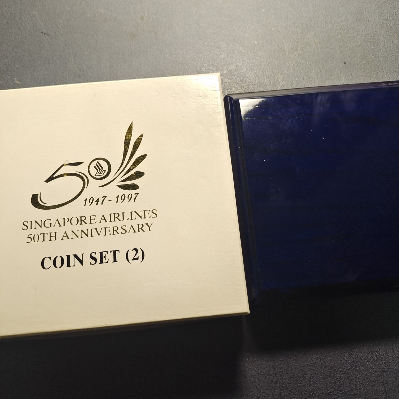 【全场包邮】纯粹捡漏拍465场 【少见】新加坡1997年新航50周年银镍特别礼盒装套币-含烤漆高档礼盒+特制精制镀金纪念章-盒证全-量3800