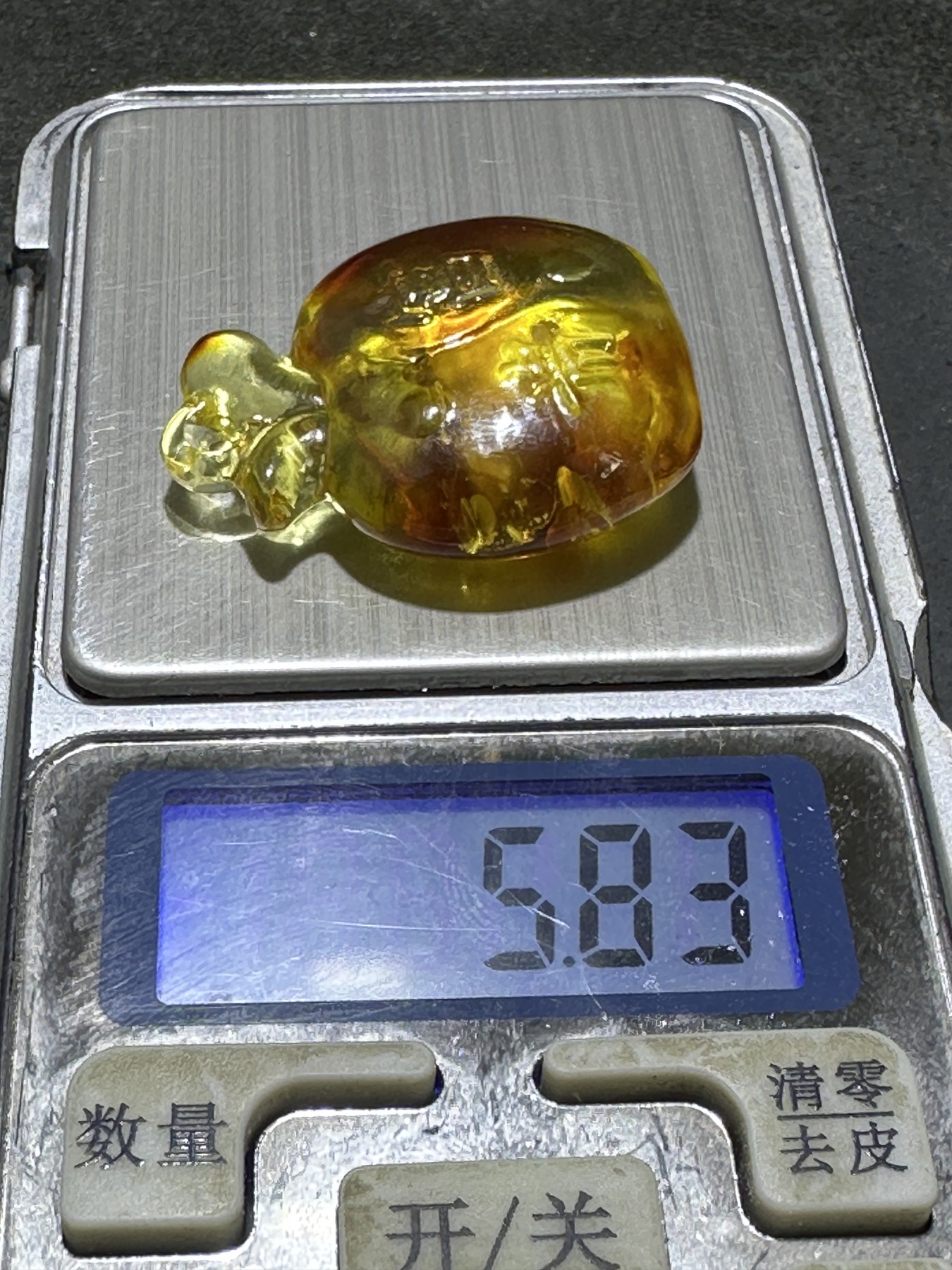 精美天然乌克兰蜜蜡原石雕刻富贵平安苹果吊坠一个，