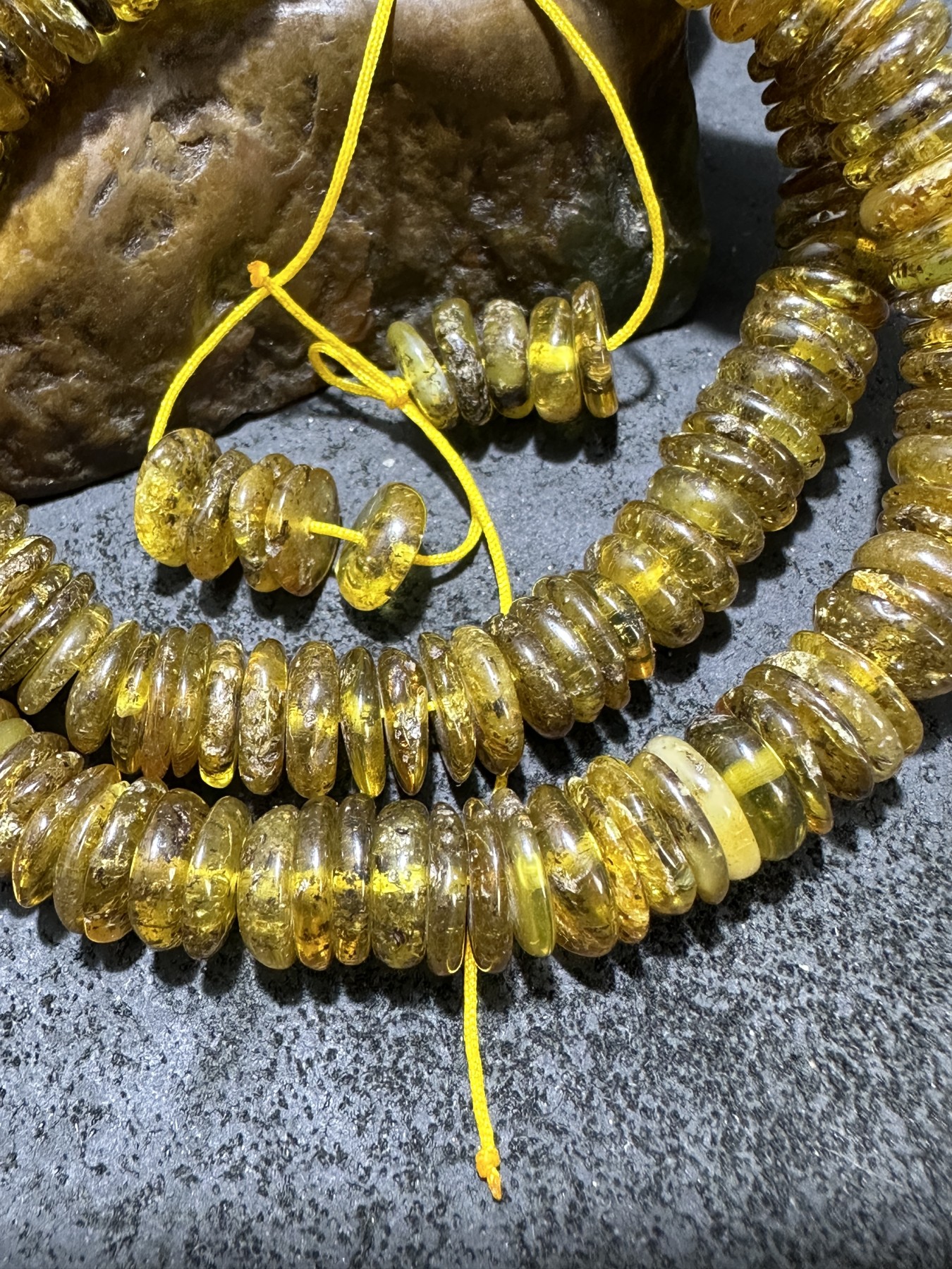 药珀随形隔片手持一条，