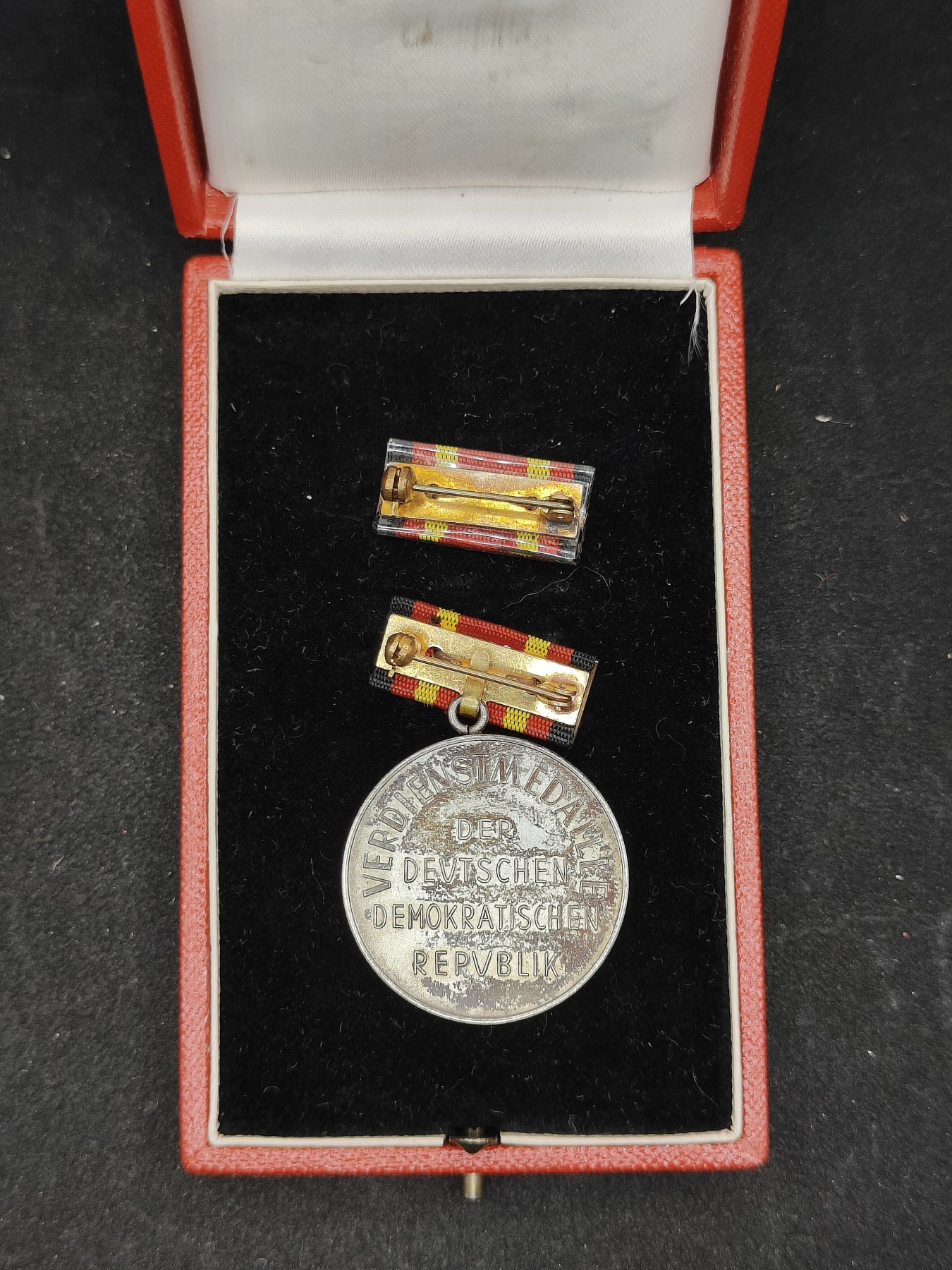 全场0元起拍 第101期 咸鱼国勋章拍卖专场 10月22日（周日）下午6：00开始 早期皮盒 银珐琅 德意志民主共和国功绩奖章