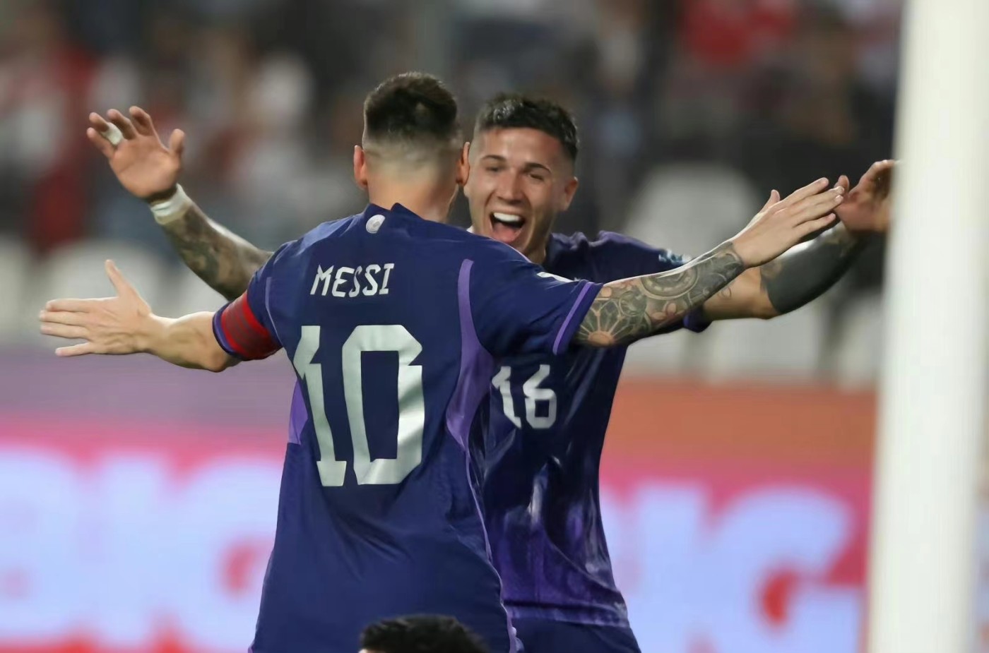 零元拍：蒙牛全球首席形象大使莱昂内尔-梅西签名蒙牛赞助商版FIFA官方收藏大力神杯