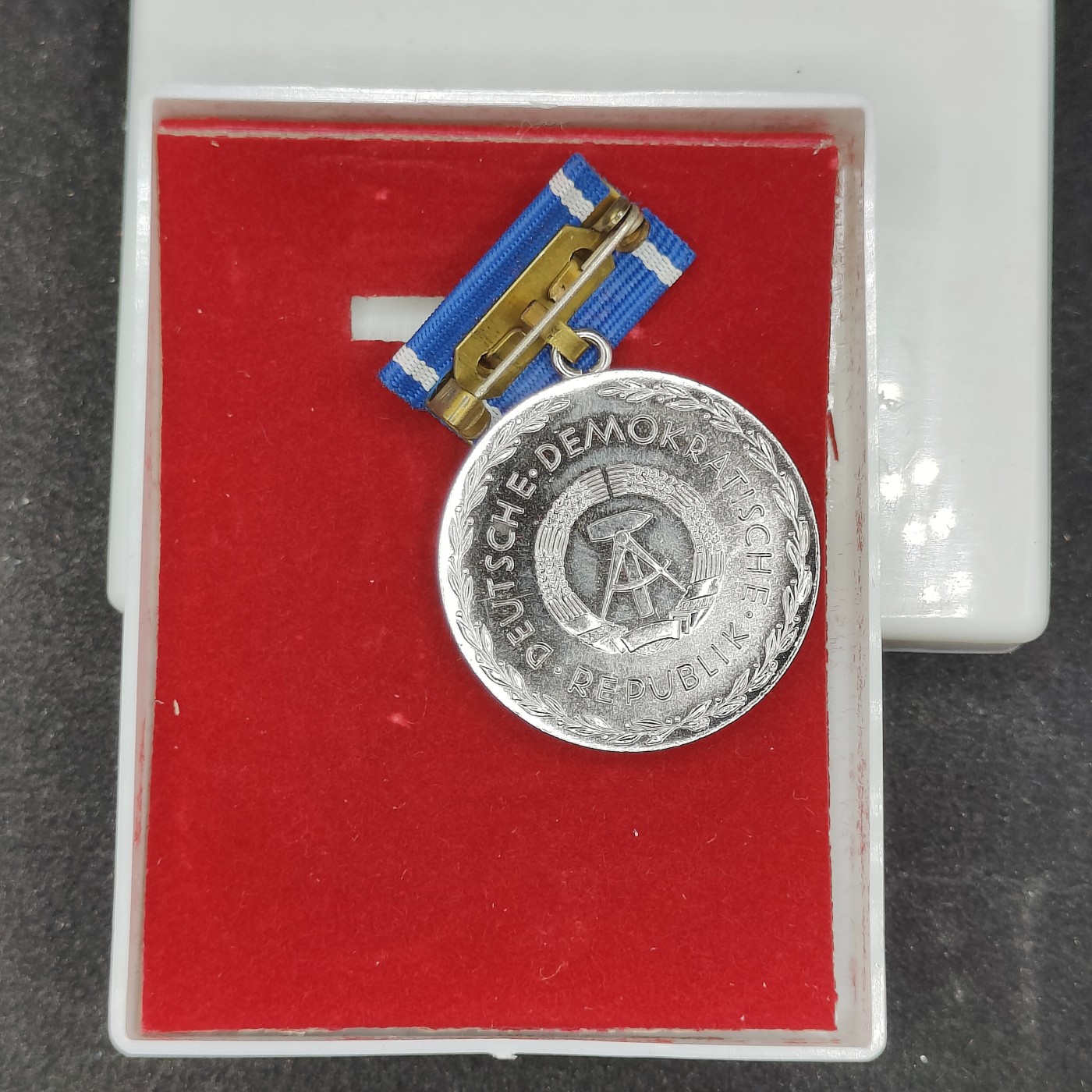 全场0元起拍 第101期 咸鱼国勋章拍卖专场 10月22日（周日）下午6：00开始 东德裴斯洛泰齐忠诚服务奖章