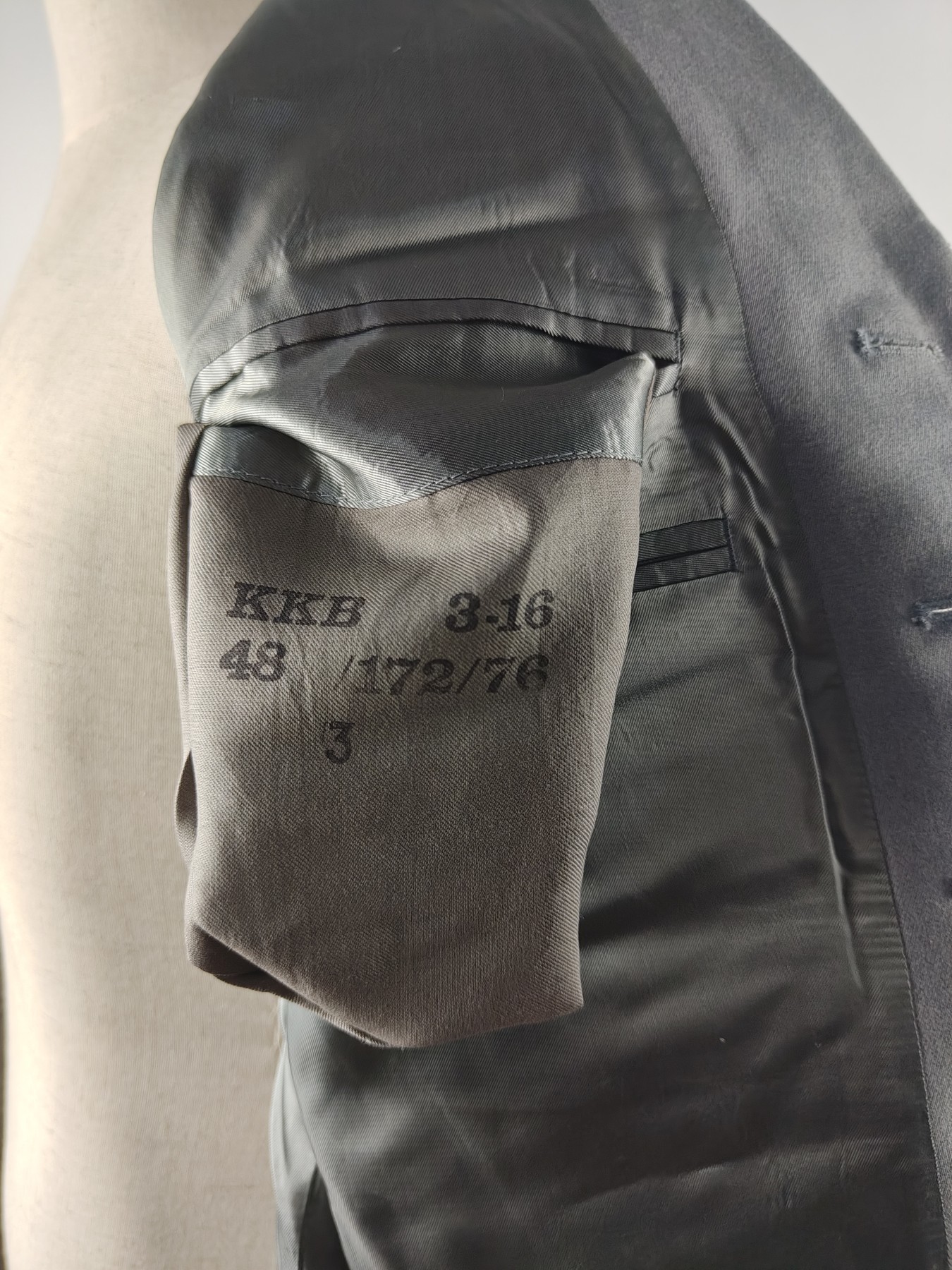 全场0元起拍 第101期 咸鱼国勋章拍卖专场 10月22日（周日）下午6：00开始 西德BW装甲兵上尉双兜出行礼服上衣带礼服饰绪 立体刺绣臂章 胸围104 肩宽48 衣长76 袖长64