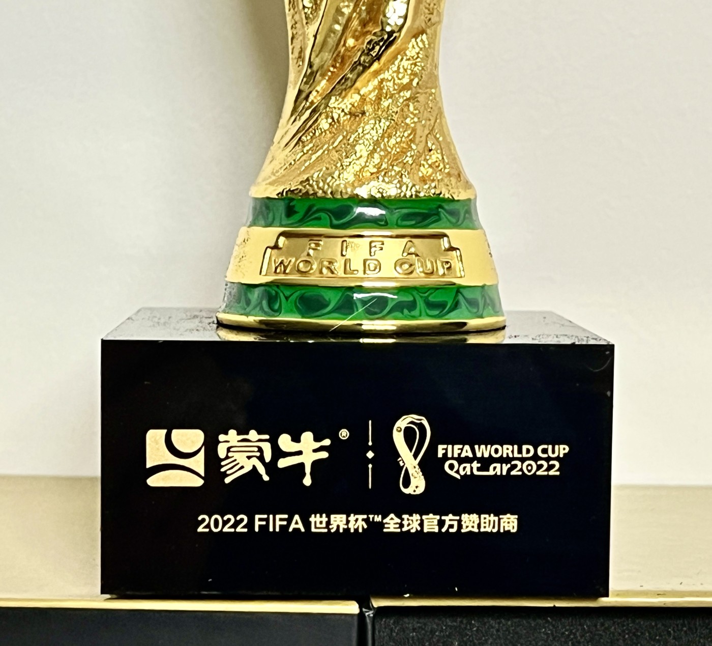 零元拍：蒙牛全球首席形象大使莱昂内尔-梅西签名蒙牛赞助商版FIFA官方收藏大力神杯