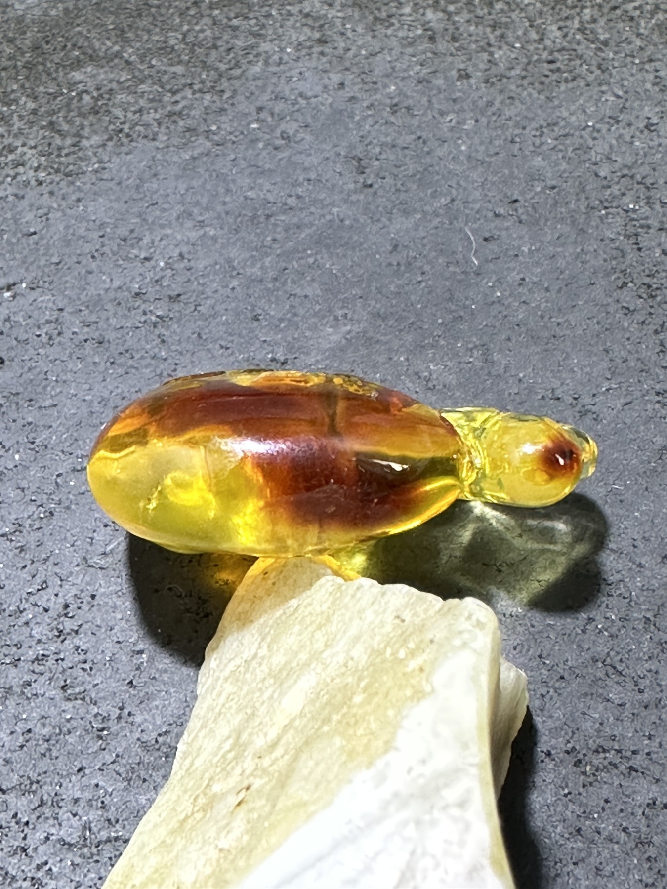 精美天然乌克兰蜜蜡原石雕刻富贵平安苹果吊坠一个，