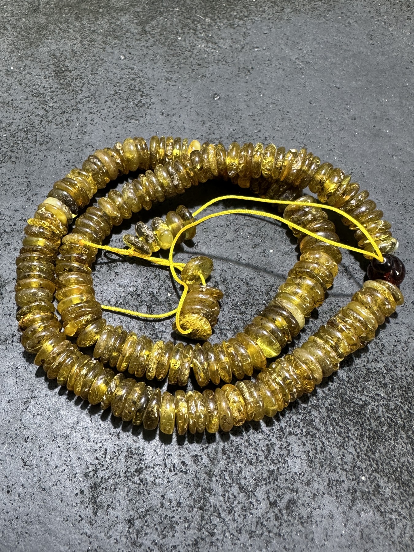 药珀随形隔片手持一条，