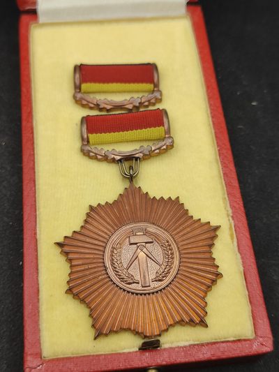 全场0元起拍 第101期 咸鱼国勋章拍卖专场 10月22日（周日）下午6：00开始 - 早期版本 皮盒 东德 煎蛋 祖国功勋勋章