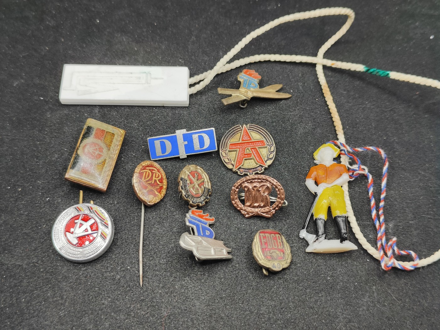 全场0元起拍 第101期 咸鱼国勋章拍卖专场 10月22日（周日）下午6：00开始 东德徽章一组 12个