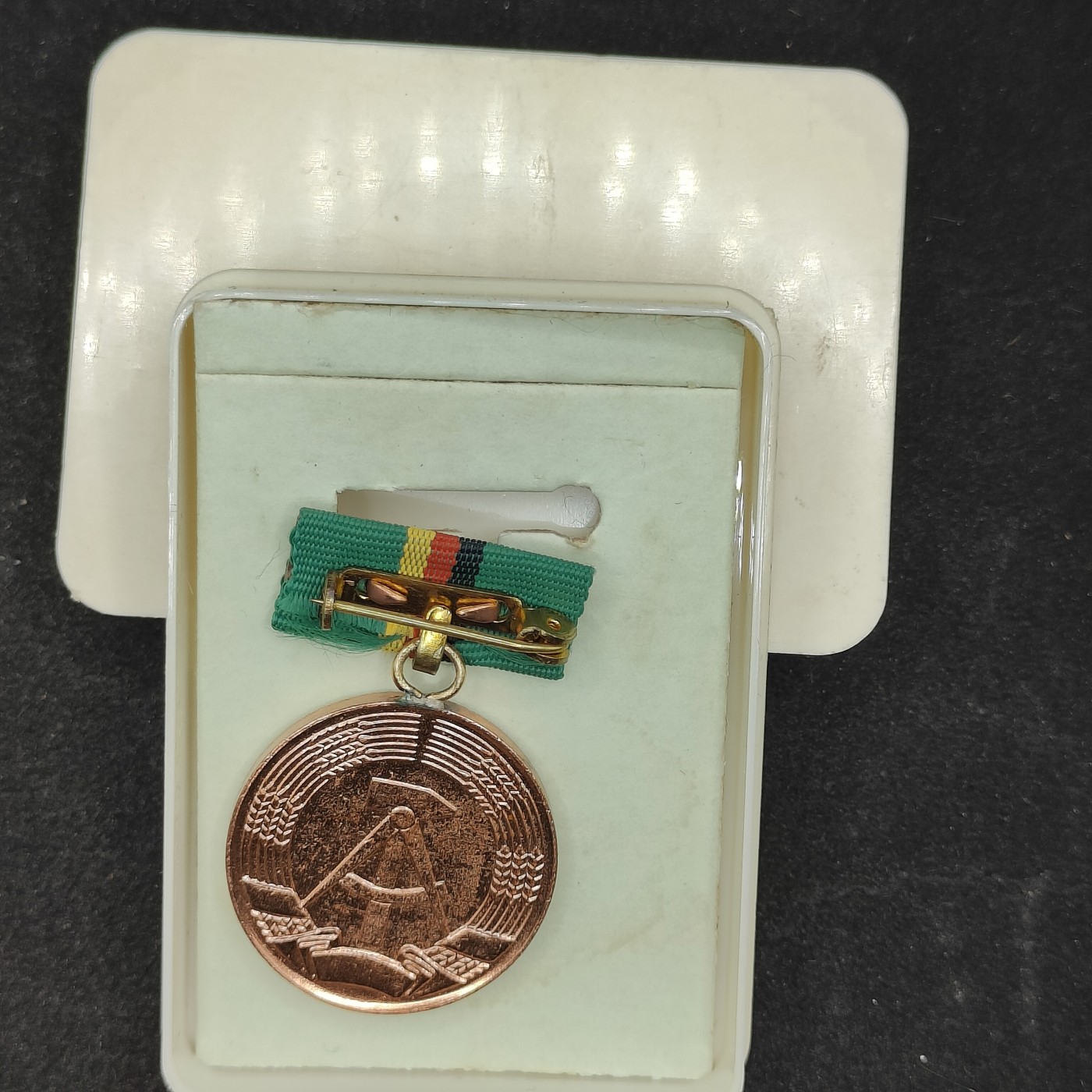 全场0元起拍 第101期 咸鱼国勋章拍卖专场 10月22日（周日）下午6：00开始 东德集体农庄优秀服务奖章