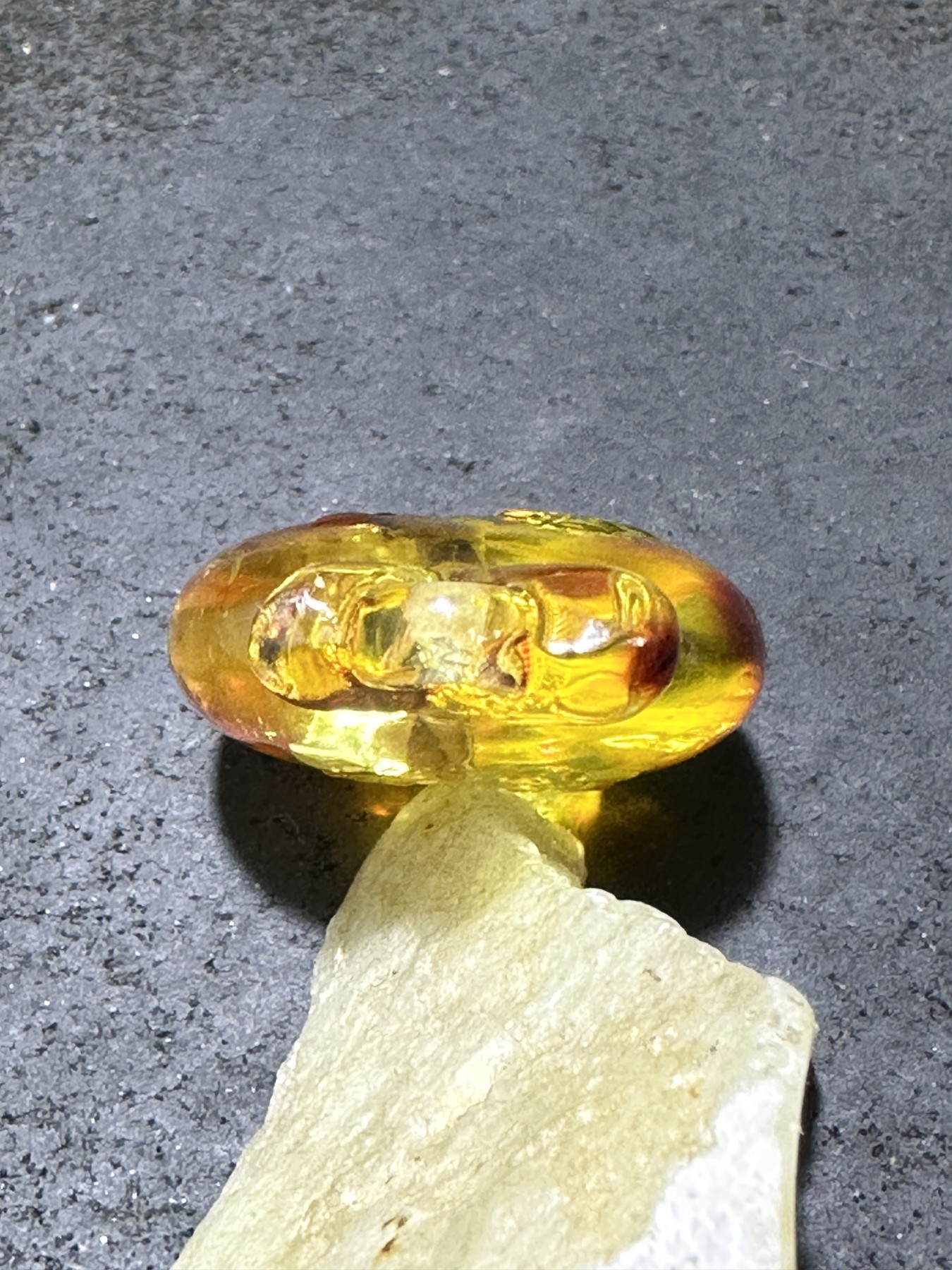 精美天然乌克兰蜜蜡原石雕刻富贵平安苹果吊坠一个，
