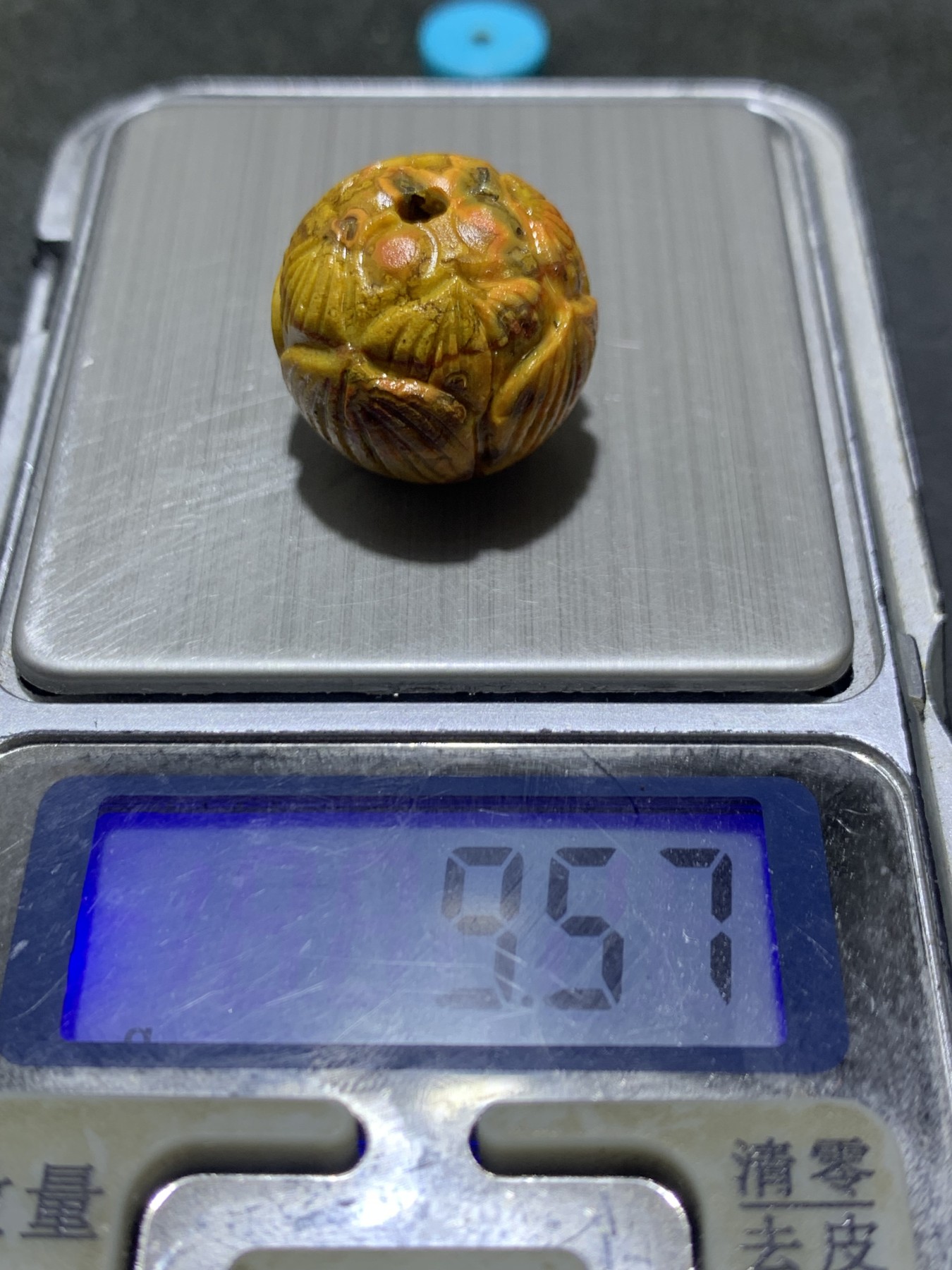 精美亚光冰飘草花纹战国红玛瑙手工雕刻莲花珠一颗！