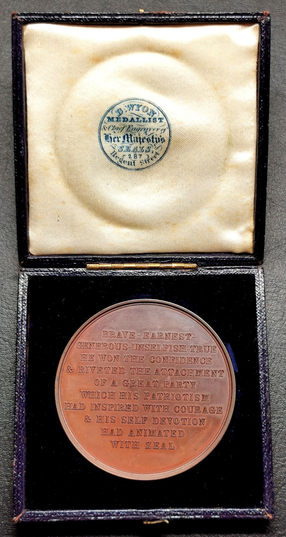 凡希社世界钱币微拍第二百五十一期 1848英国乔治本廷克勋爵纪念铜章附原盒 巧克力色包浆品相一流！