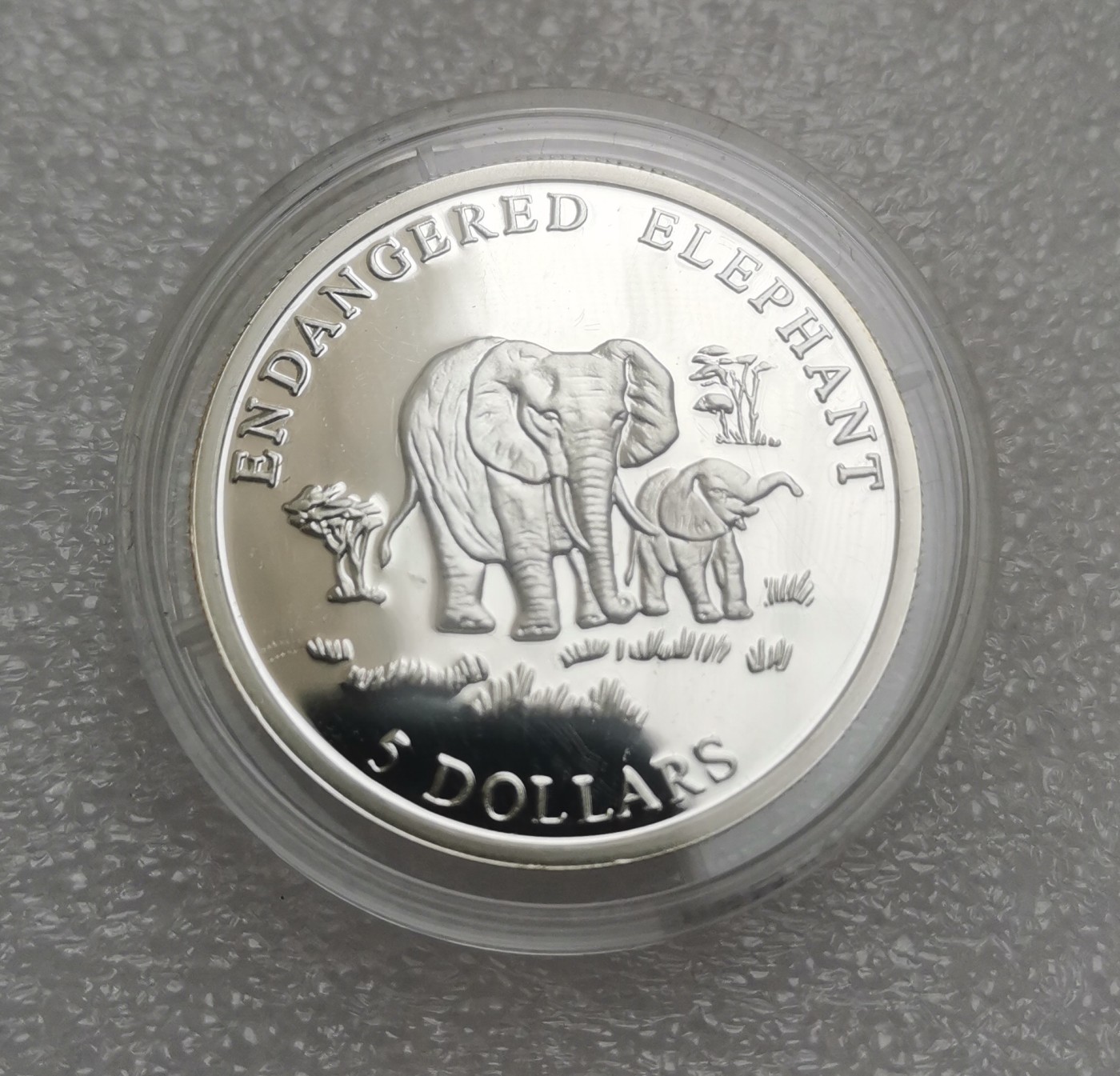 瓶子🏺第114期拍卖会  利比里亚2000年5元野生动物非洲象精制纪念银币