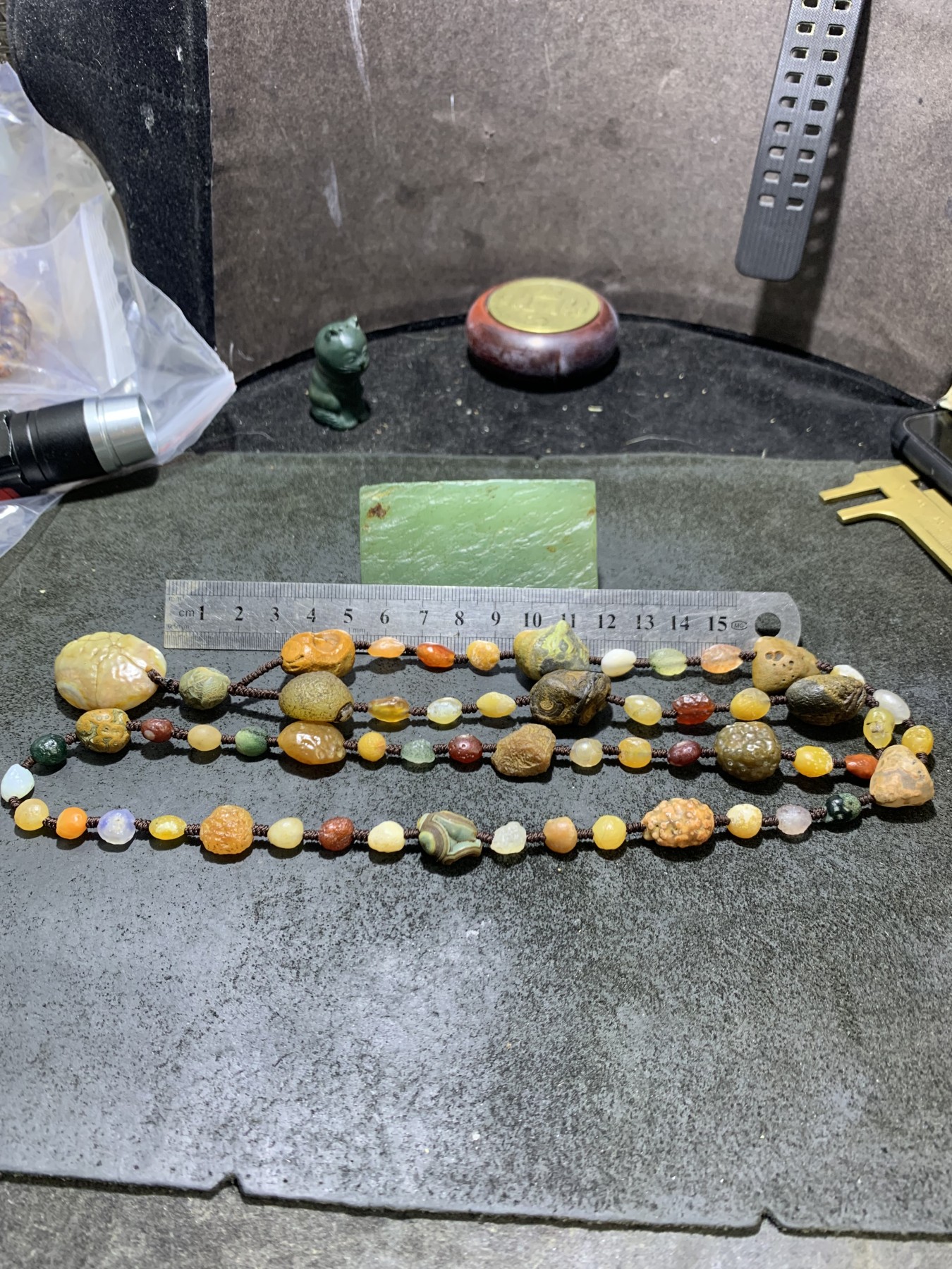 精美阿拉善多宝石原石项链一条，