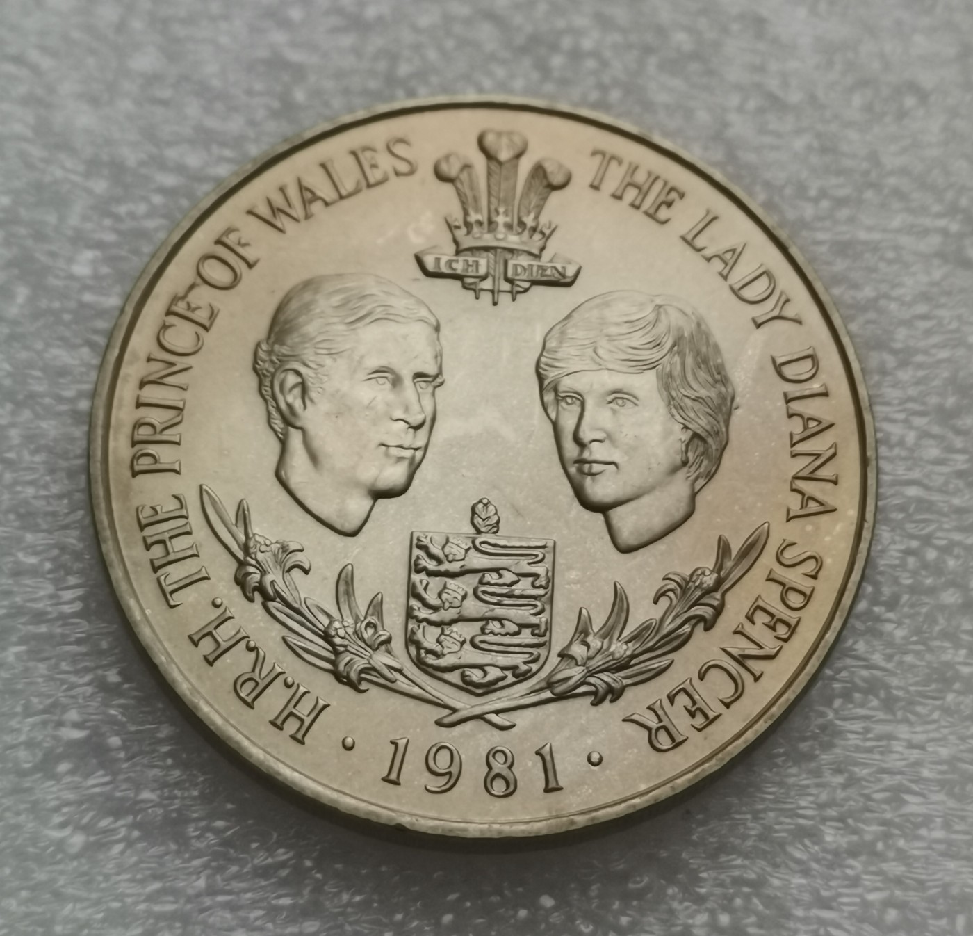 瓶子🏺第114期拍卖会  1981年英属根西岛25便士纪念克朗大镍币 全新品38.5毫米