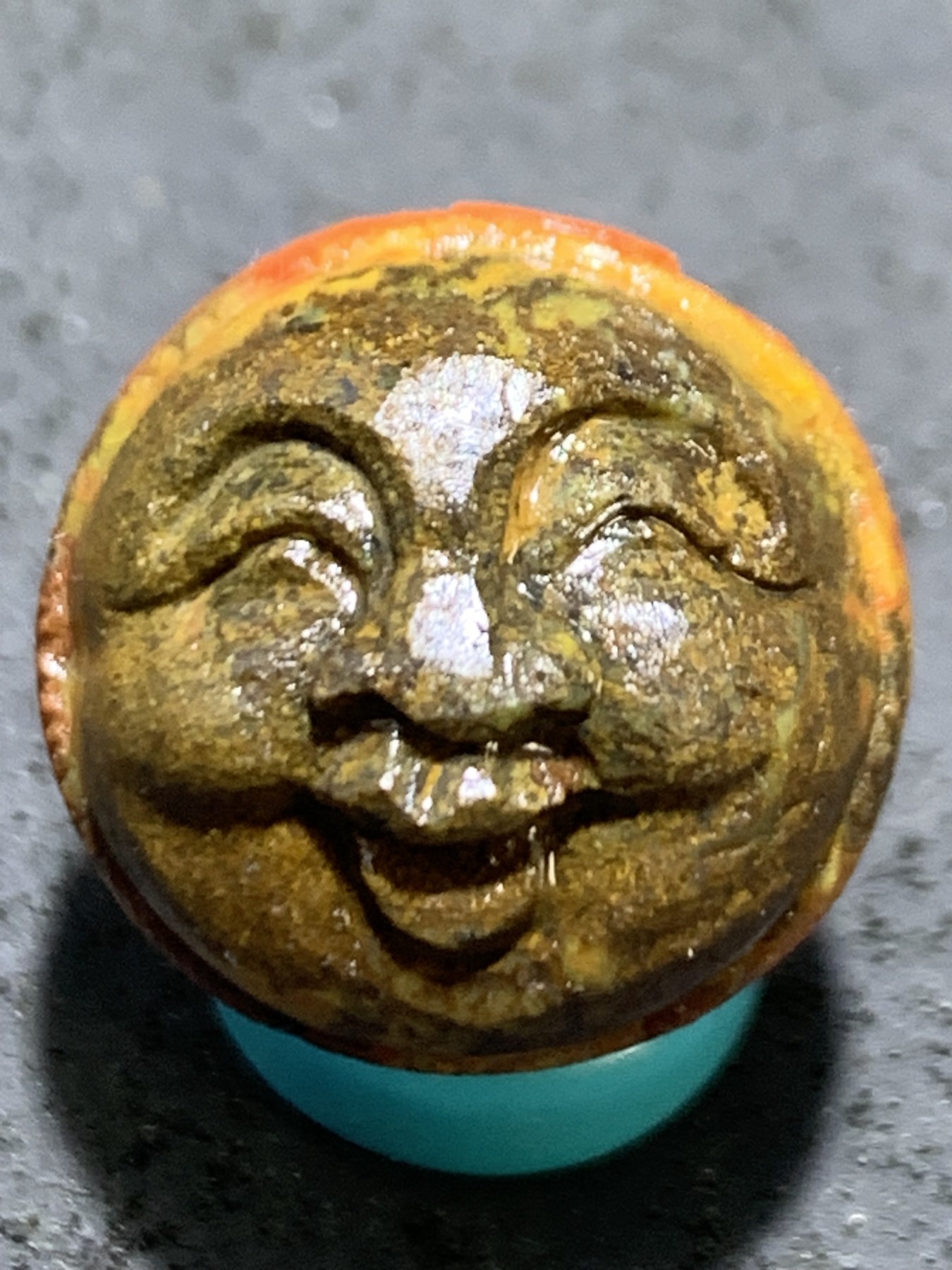 精美亚光战国红玛瑙手工俏色巧雕地主随形圆珠一个