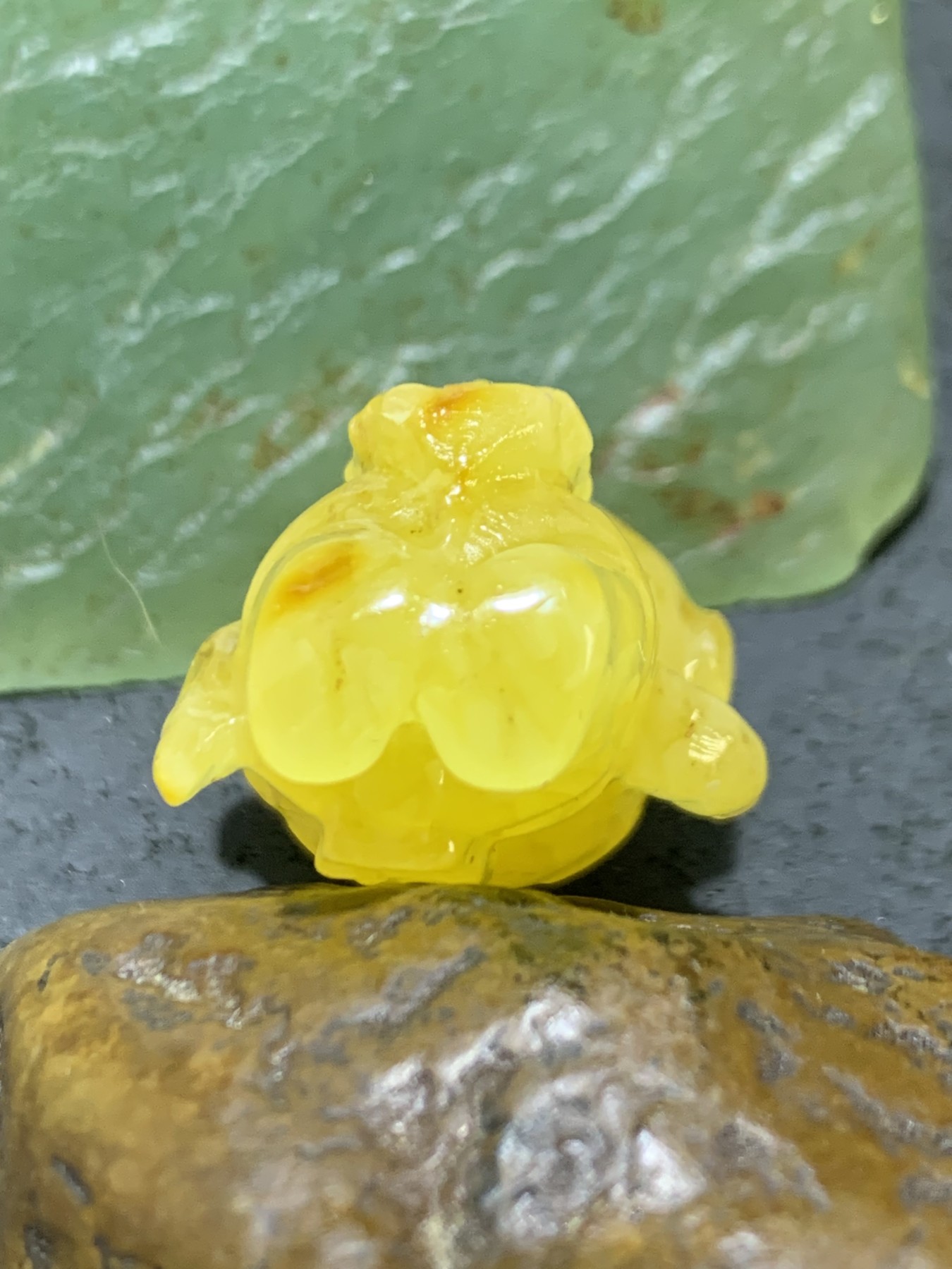 精美天然乌克兰蜜蜡原皮原石雕刻宇航员多啦a梦，小叮当吊坠一个，