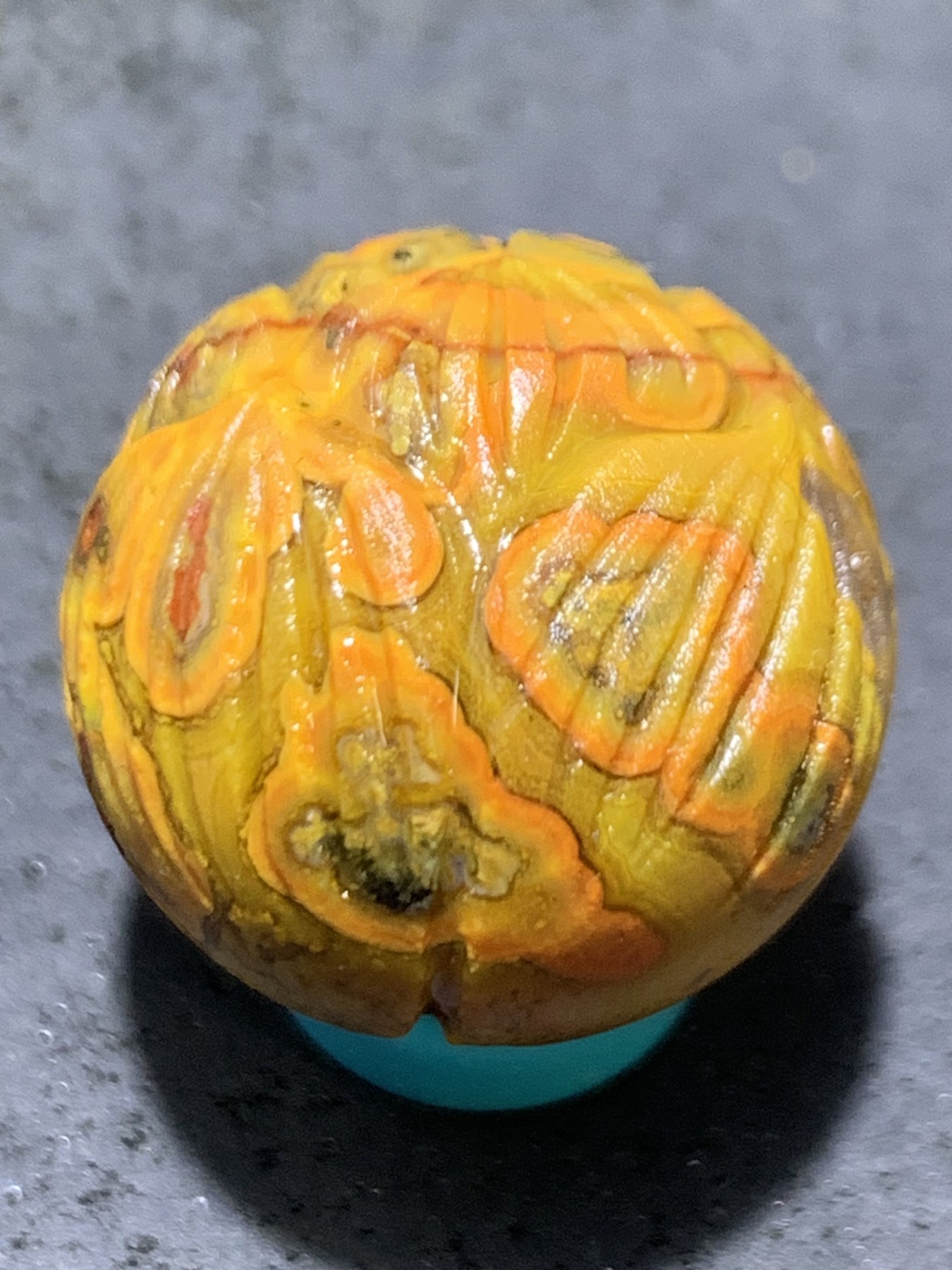 精美亚光冰飘草花纹战国红玛瑙手工雕刻莲花珠一颗！