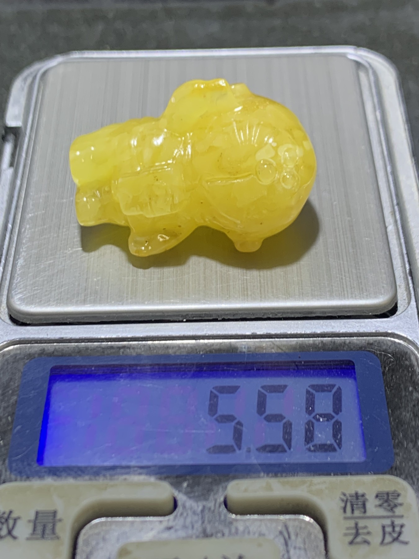 精美天然乌克兰蜜蜡原皮原石雕刻宇航员多啦a梦，小叮当吊坠一个，