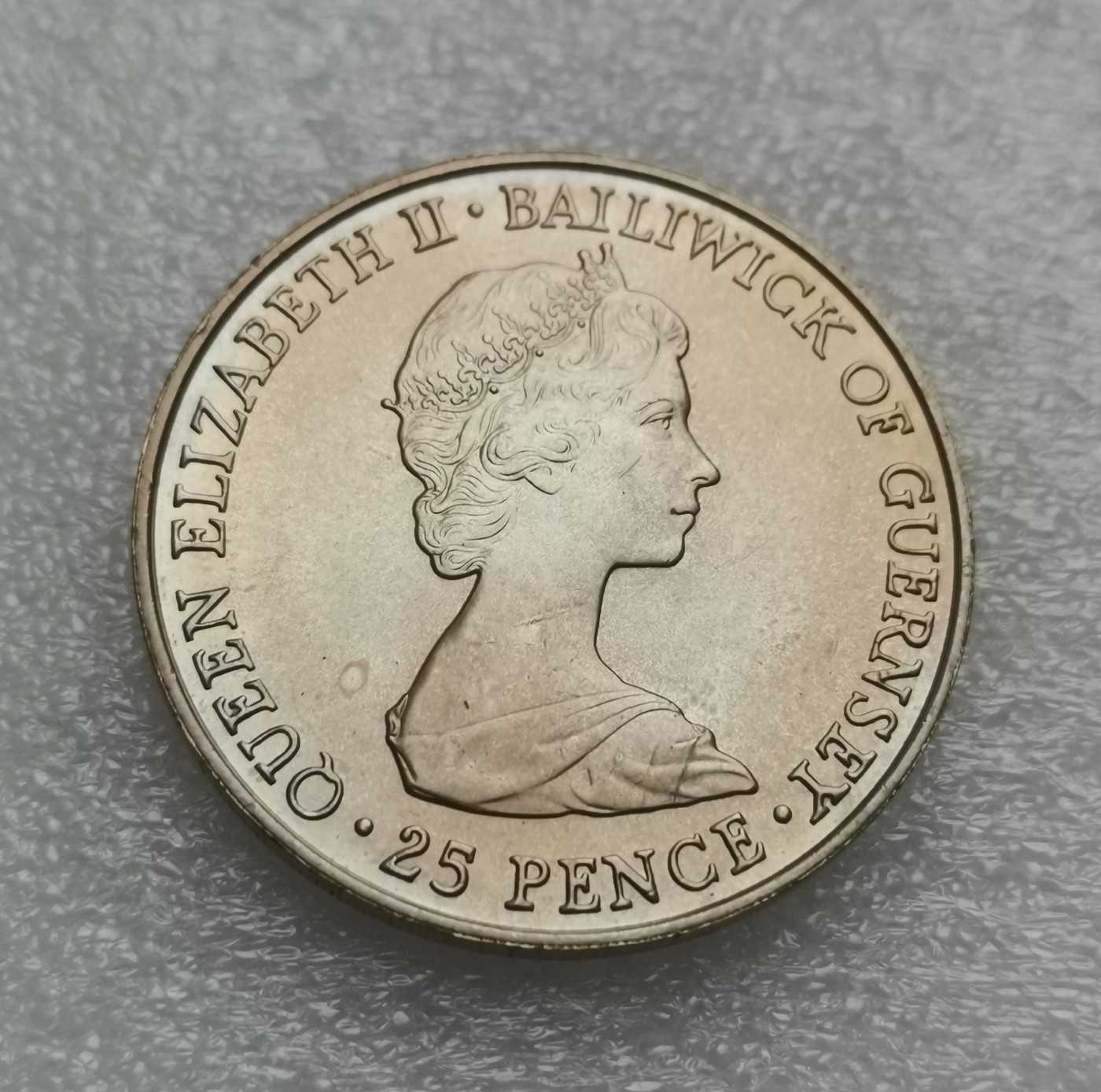 瓶子🏺第114期拍卖会  1981年英属根西岛25便士纪念克朗大镍币 全新品38.5毫米