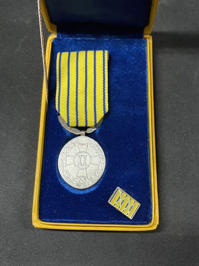 戎马世界章牌大赏第51期 - 少见巨变之后的罗马尼亚服役10周年奖章，盒略齐全，恢复了传统的罗马尼亚软挂，并且延续了王国的时期同款奖章的设计，盒略齐全，带独特的冷珐琅勋略