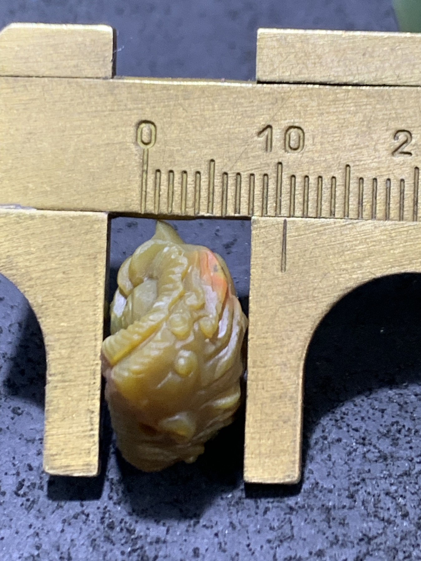 精美亚光高玉化战国红玛瑙手工雕刻醒狮珠子（吊坠）一个！