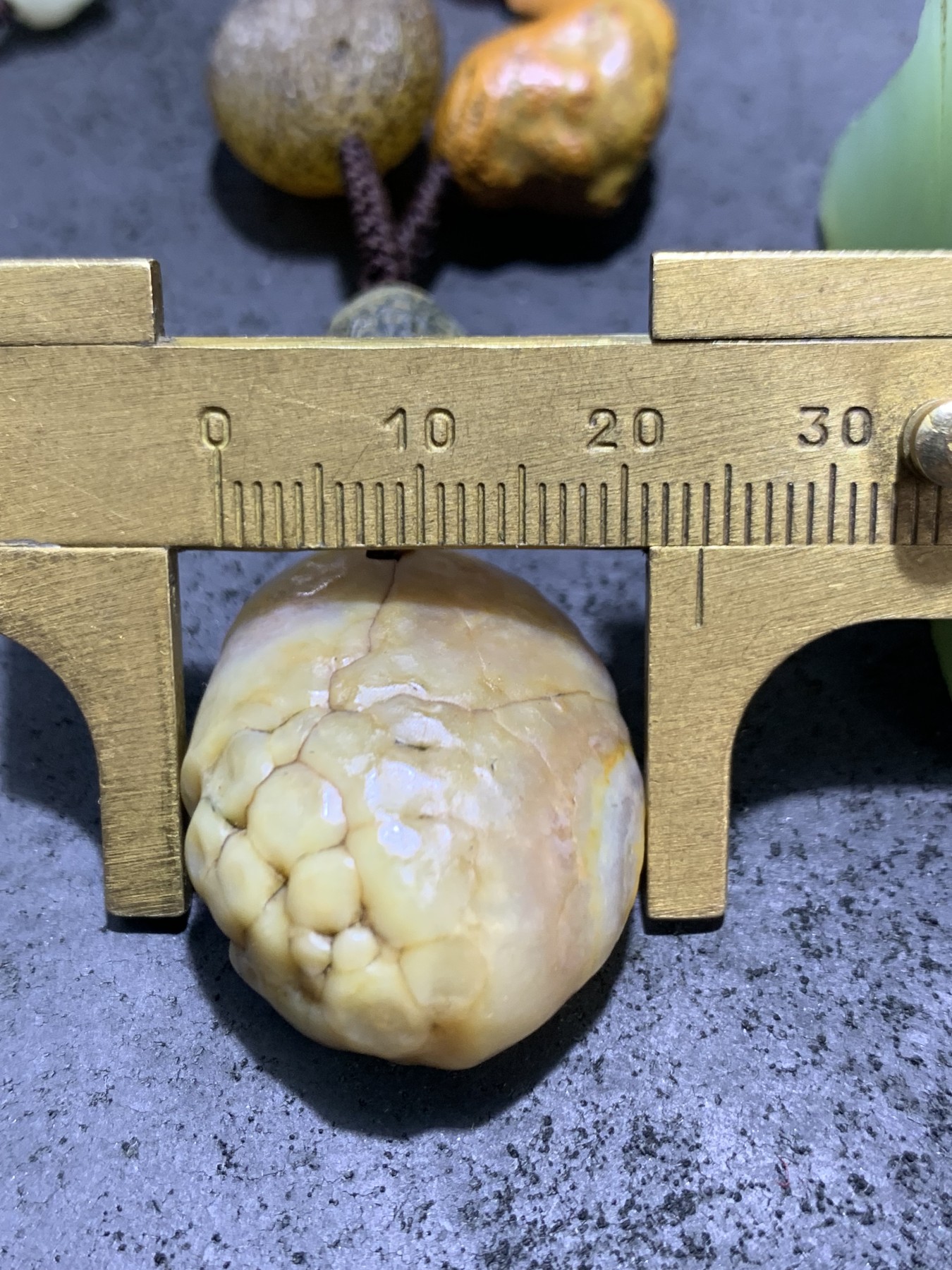 精美阿拉善多宝石原石项链一条，