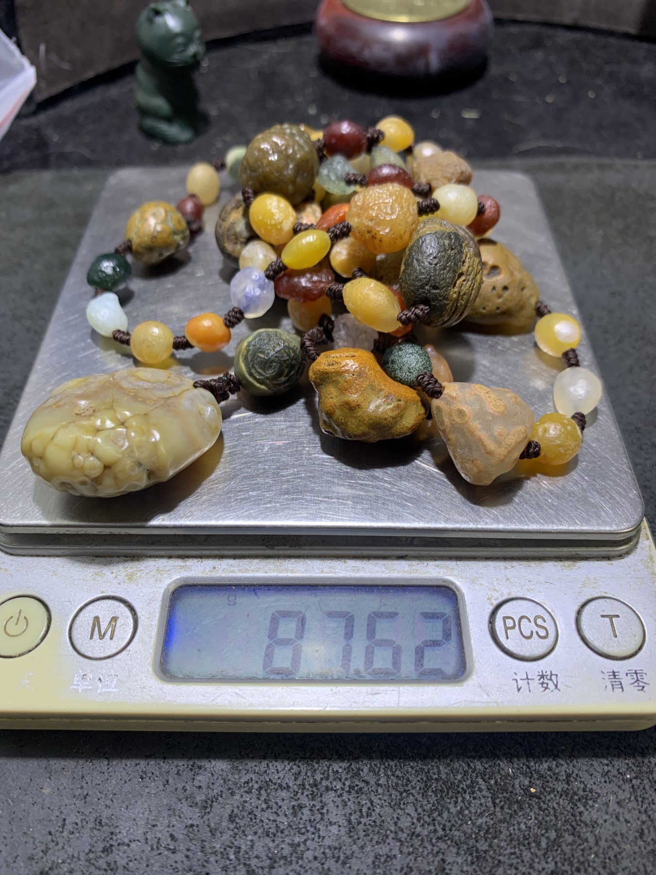 精美阿拉善多宝石原石项链一条，