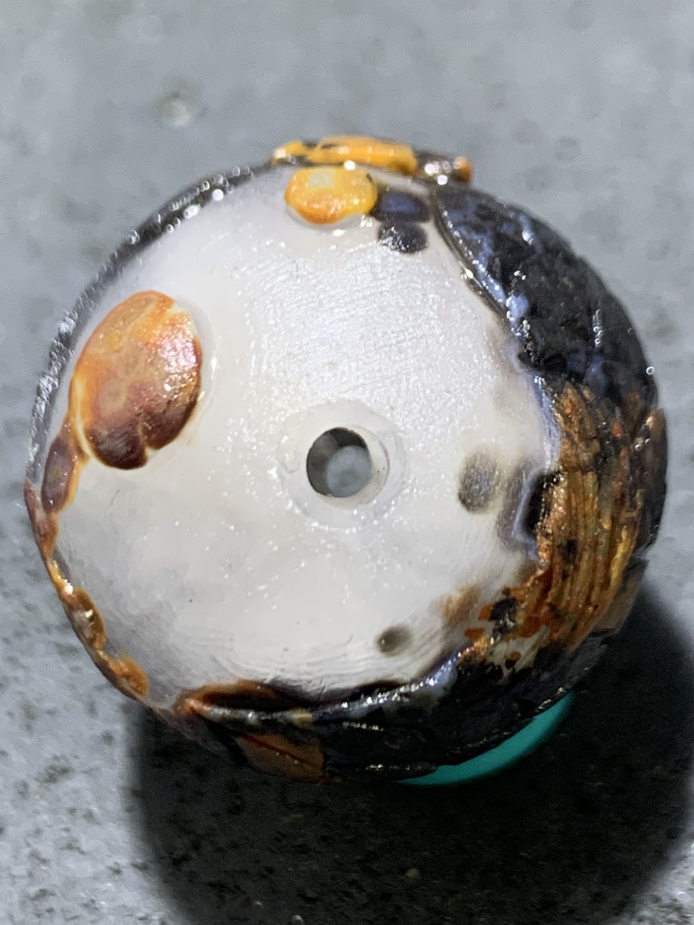 精美亚光高润度冰飘战国红玛瑙手工俏色巧雕鲤鱼戏珠，圆珠一个