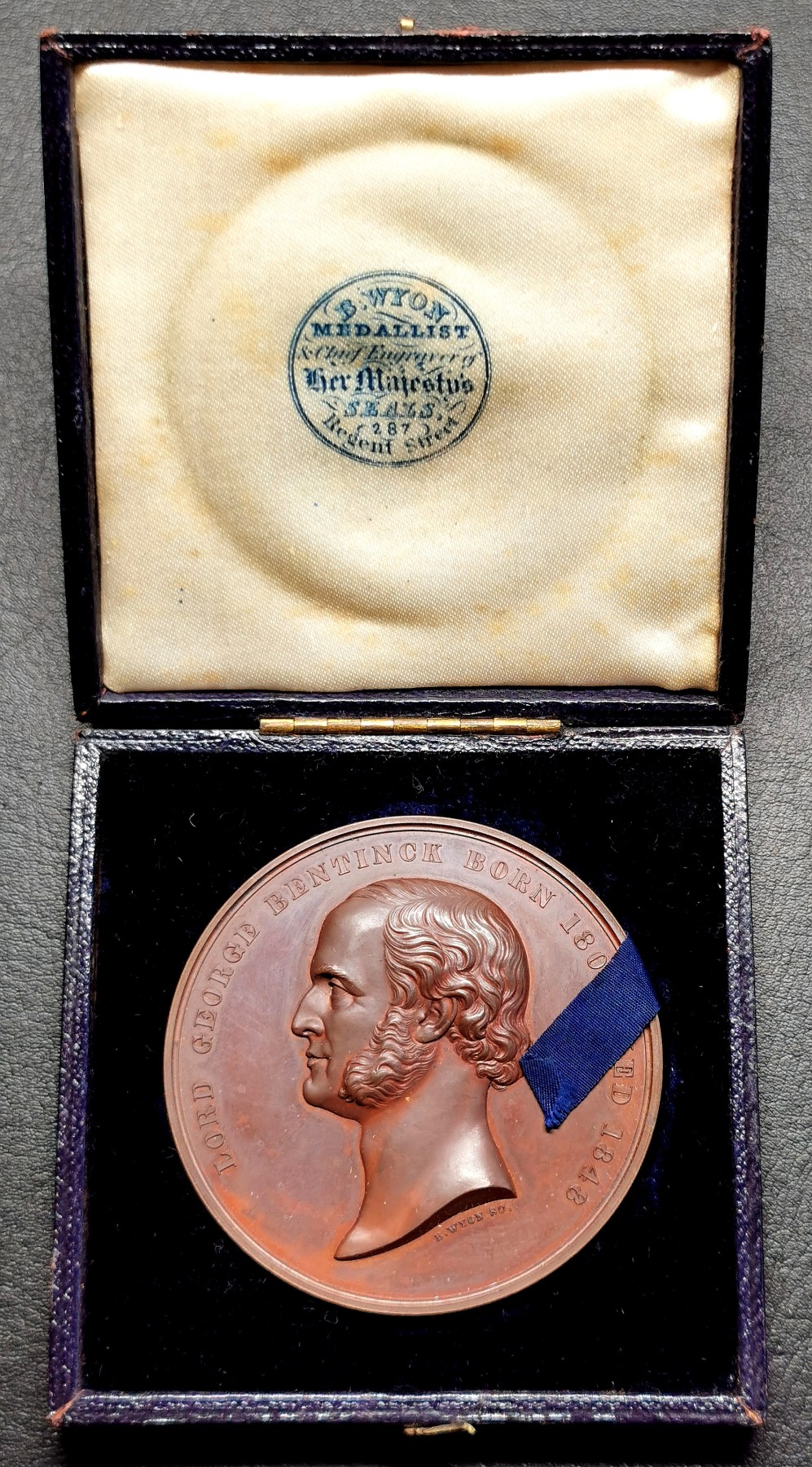 凡希社世界钱币微拍第二百五十一期 1848英国乔治本廷克勋爵纪念铜章附原盒 巧克力色包浆品相一流！
