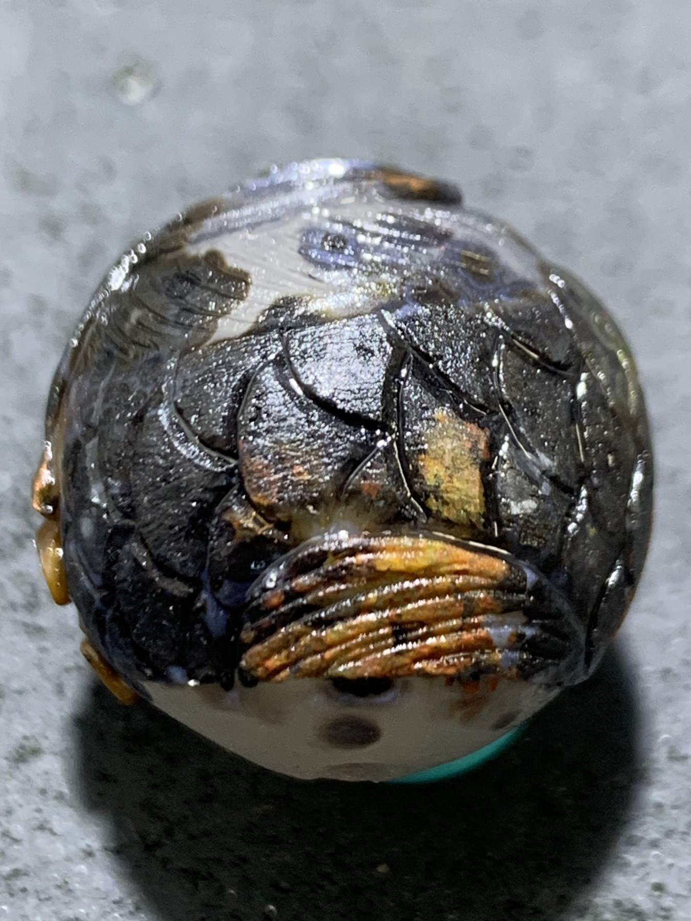 精美亚光高润度冰飘战国红玛瑙手工俏色巧雕鲤鱼戏珠，圆珠一个