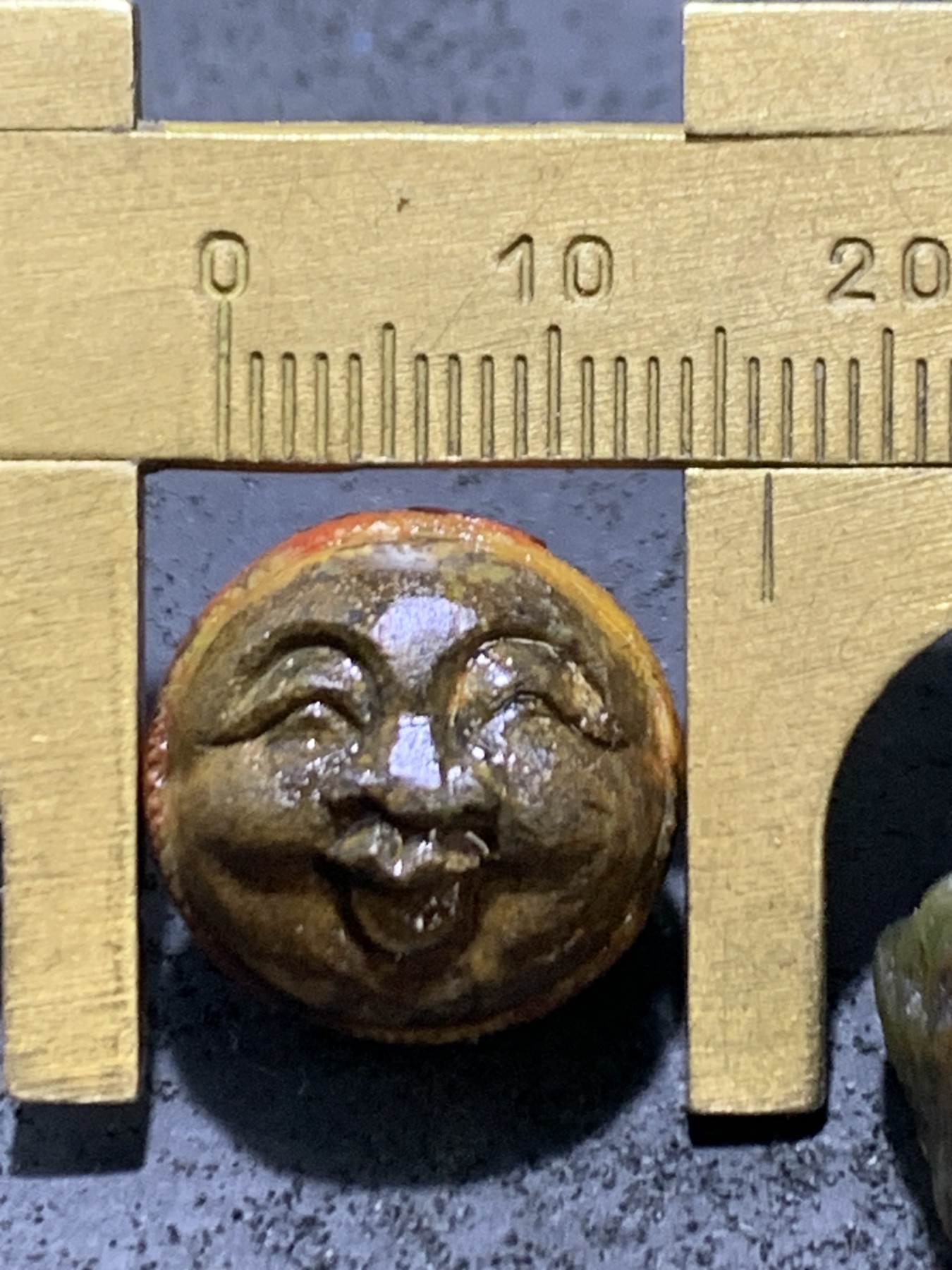 精美亚光战国红玛瑙手工俏色巧雕地主随形圆珠一个