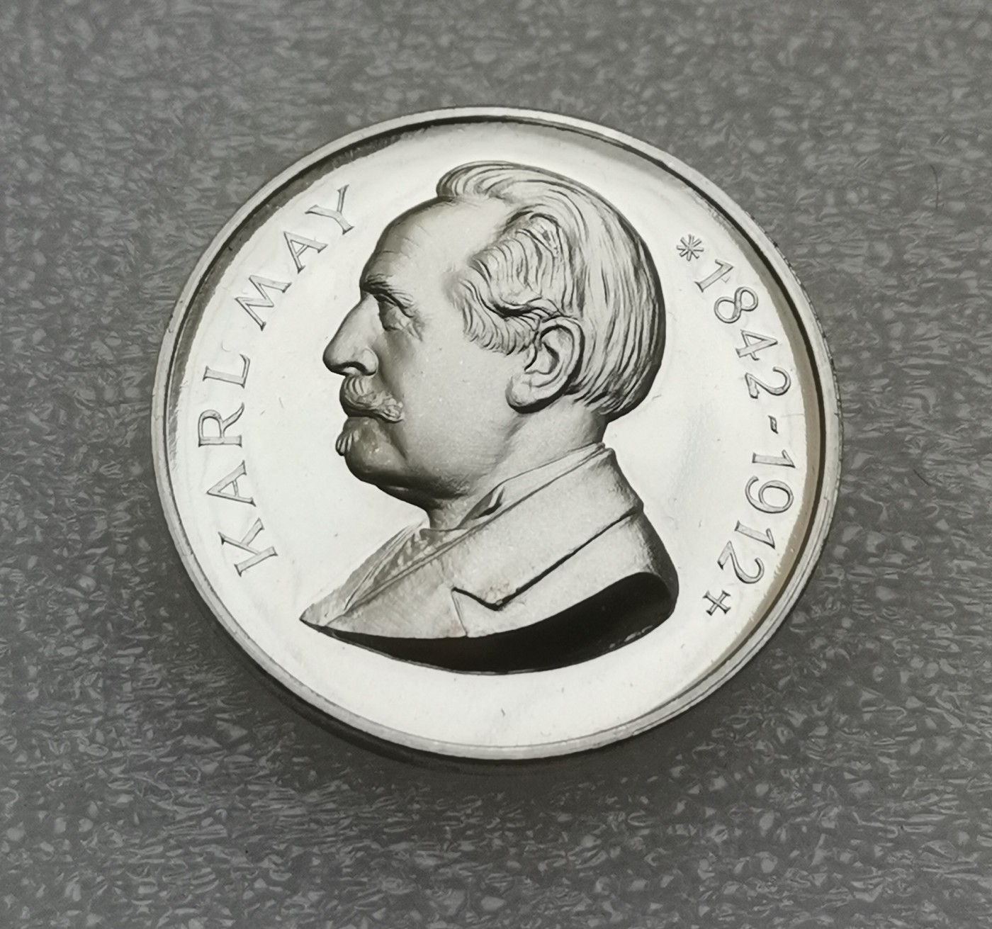 瓶子🏺第114期拍卖会 卡尔·迈 Karl May 卡尔·弗里德里希·迈 德国作家 以通俗小说而知名  银章