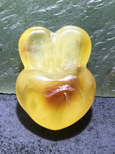 精美天然乌克兰蜜蜡原皮原石雕刻心形兔吊坠一个， - 精美天然乌克兰蜜蜡原皮原石雕刻心形兔吊坠一个，