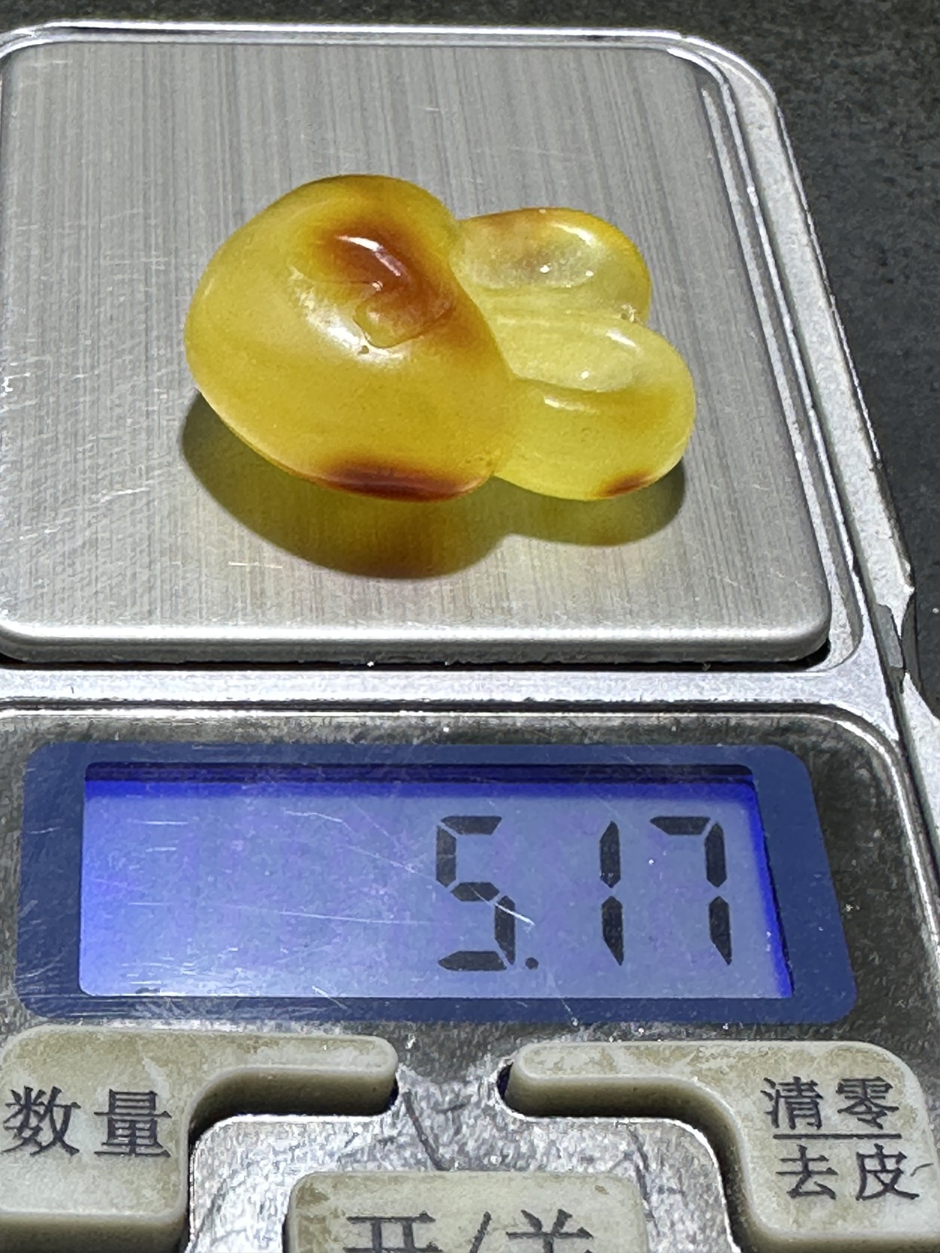精美天然乌克兰蜜蜡原皮原石雕刻心形兔吊坠一个，