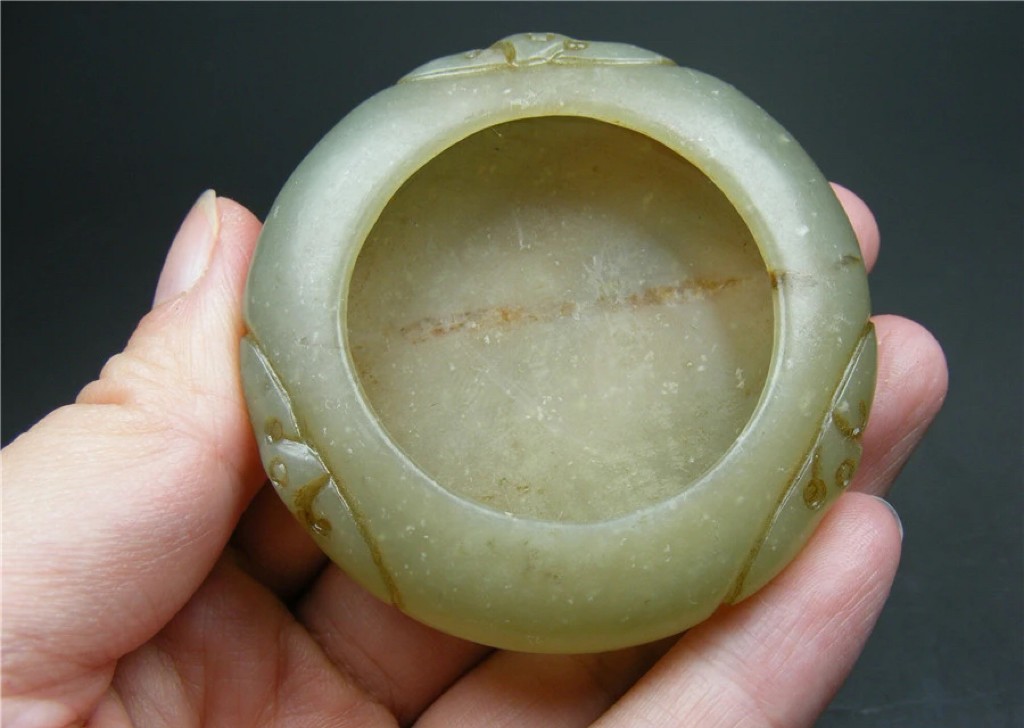 特色精品｜拍卖专场 和田玉带红沁浮雕蝙蝠文房水盂｜直径5.5厘米高1.15厘米