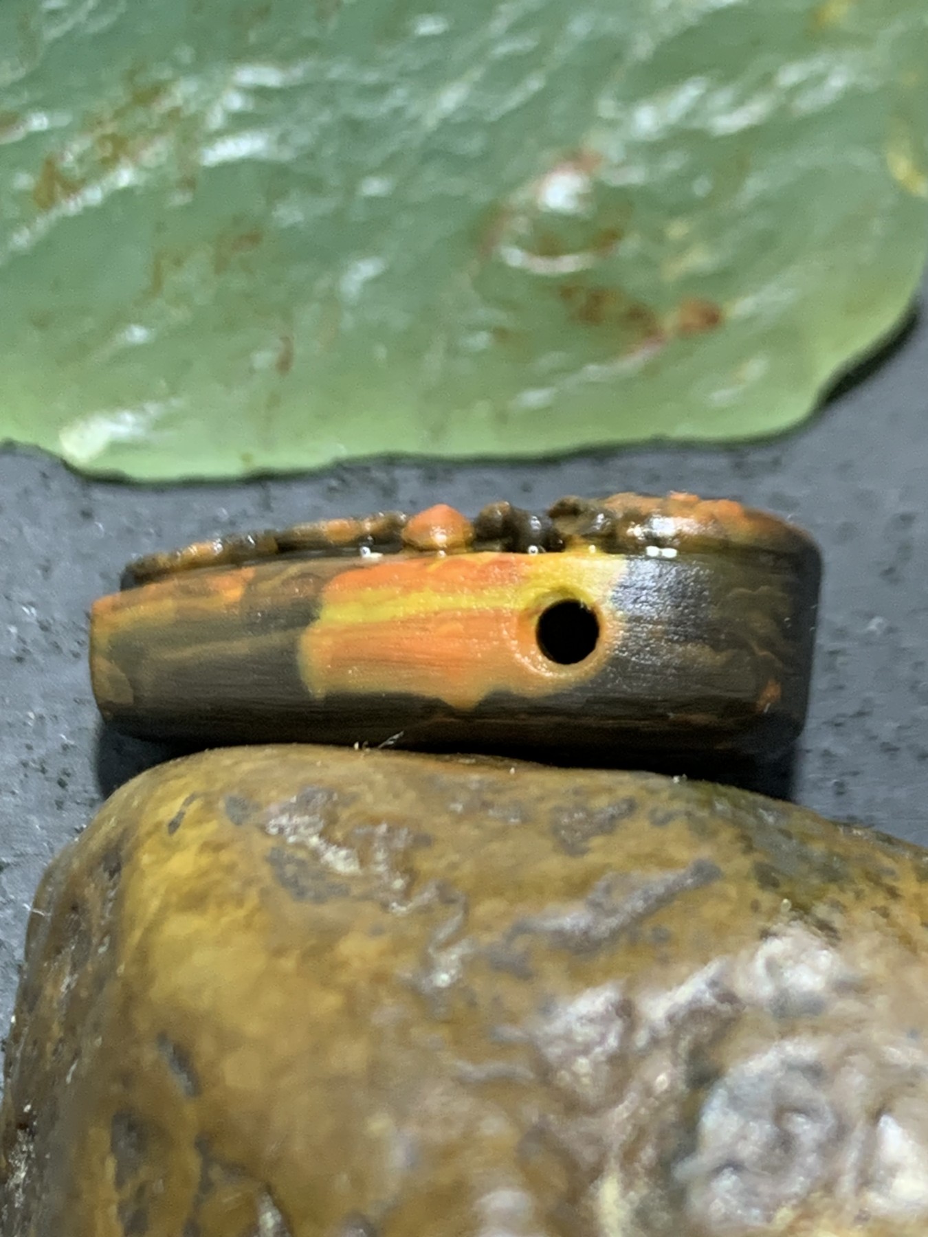 精美亚光战国红玛瑙手工俏色巧雕鲤鱼戏珠一体佛头三通一个，