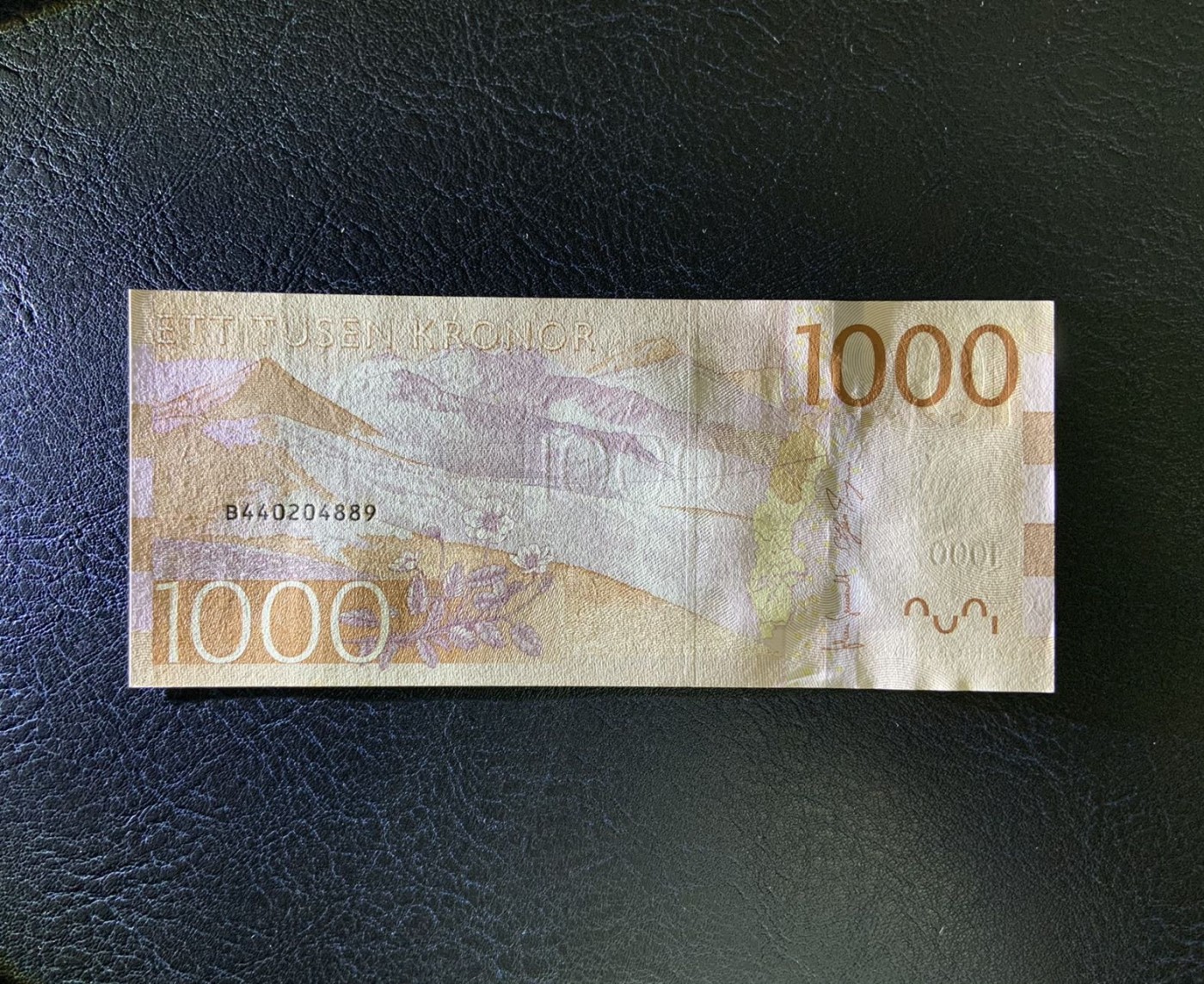 收藏联盟Quantum Auction 第298期拍卖  瑞典2015年1000克朗 品相UNC 角微瑕 瑞典前外长 第二任联合国秘书长达格·哈马舍尔德