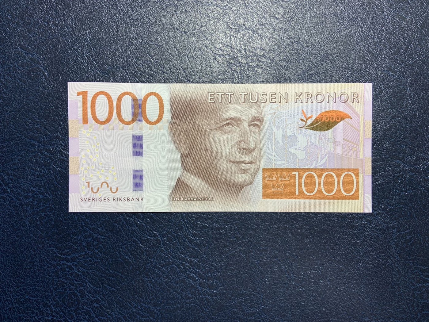 收藏联盟Quantum Auction 第298期拍卖  瑞典2015年1000克朗 品相UNC 角微瑕 瑞典前外长 第二任联合国秘书长达格·哈马舍尔德