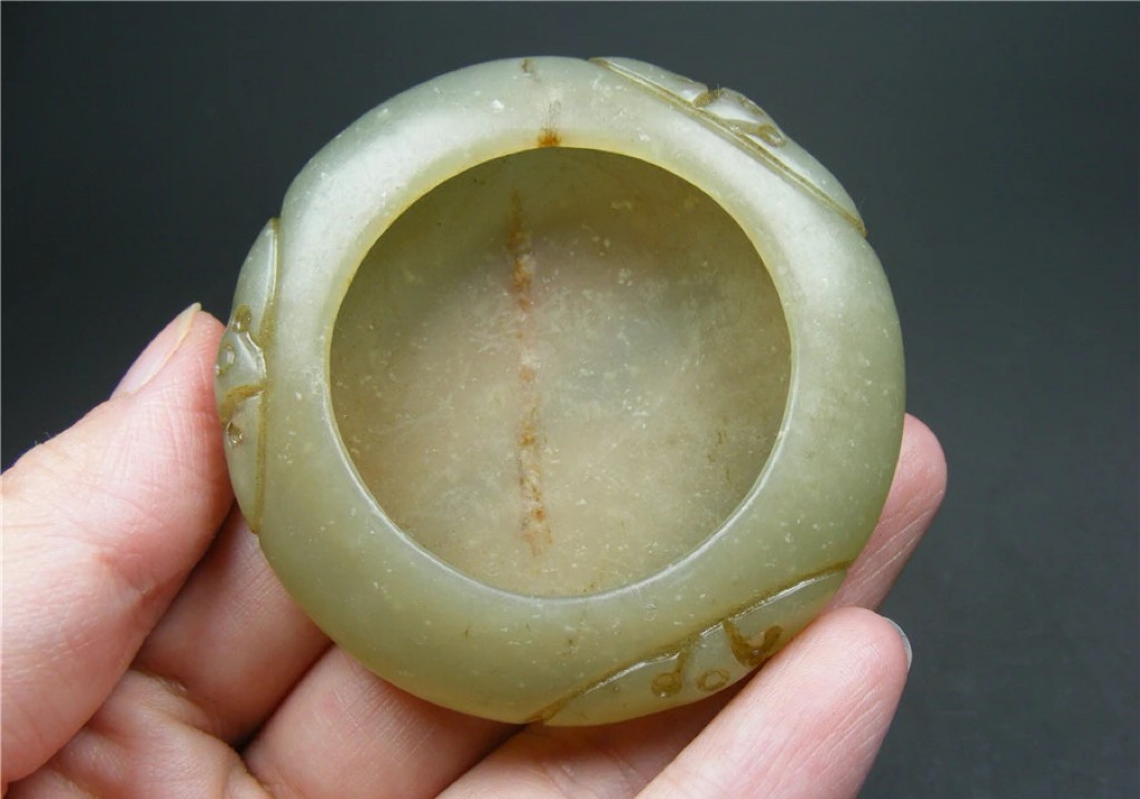 特色精品｜拍卖专场 和田玉带红沁浮雕蝙蝠文房水盂｜直径5.5厘米高1.15厘米