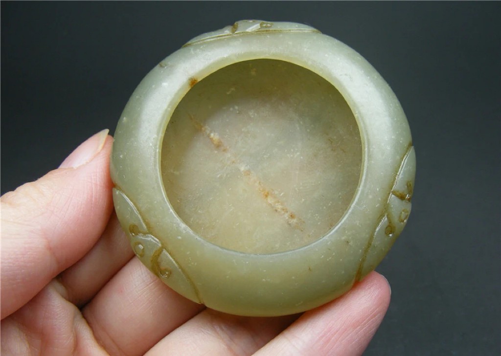 特色精品｜拍卖专场 和田玉带红沁浮雕蝙蝠文房水盂｜直径5.5厘米高1.15厘米
