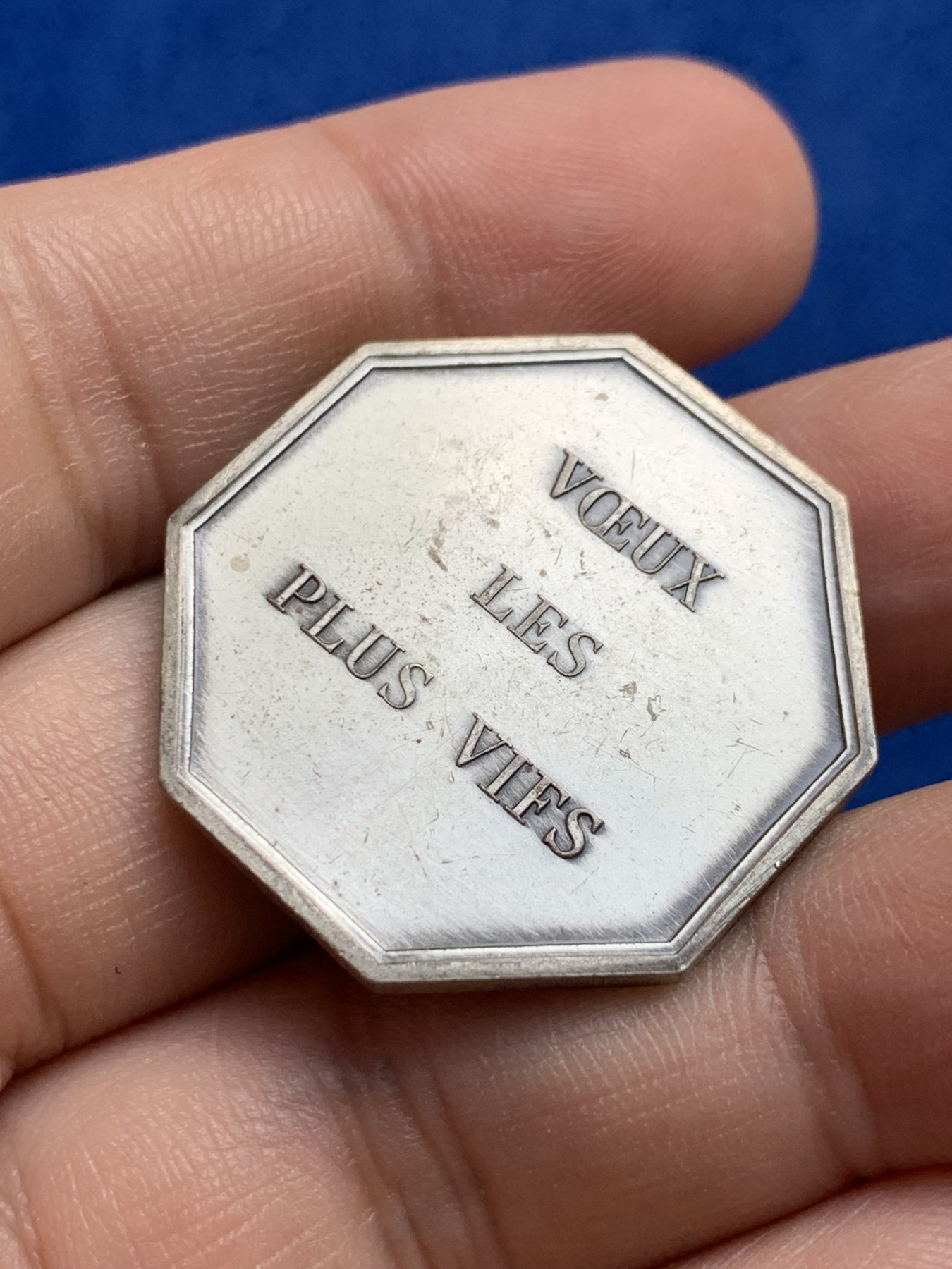 《竞宝斋》第208场-周日，周一 2场 (全场包邮) 法国 公平女神银质八角代币 对角33mm 重量13.9g 边铭 丰饶角银标