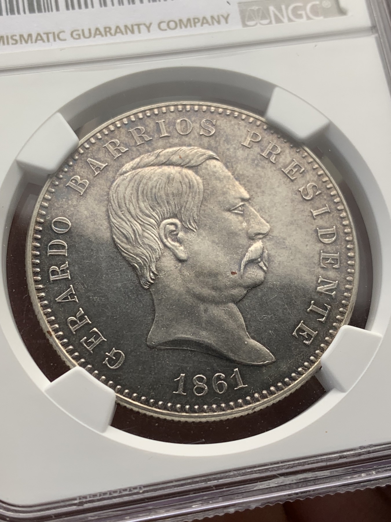 《竞宝斋》第208场-周日，周一 2场 (全场包邮) NGC PF63 萨尔瓦多共和国1861年1Peso大银币 1971后铸。原铸只见过一次，二十几万人民币。很漂亮的包浆，欧洲拍卖的价格非常高，HA还没拍过此品种。