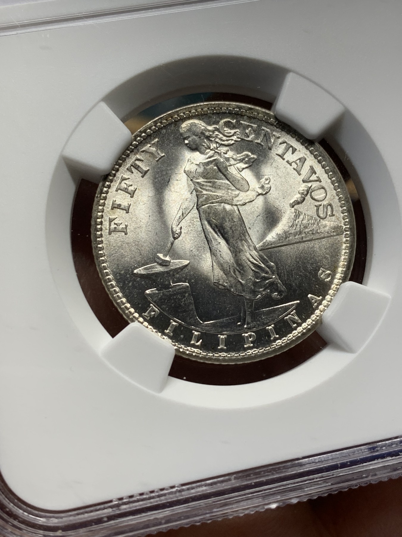 《竞宝斋》第208场-周日，周一 2场 (全场包邮) NGC MS64 美属菲律宾1945打铁女神50分银币 转光强烈